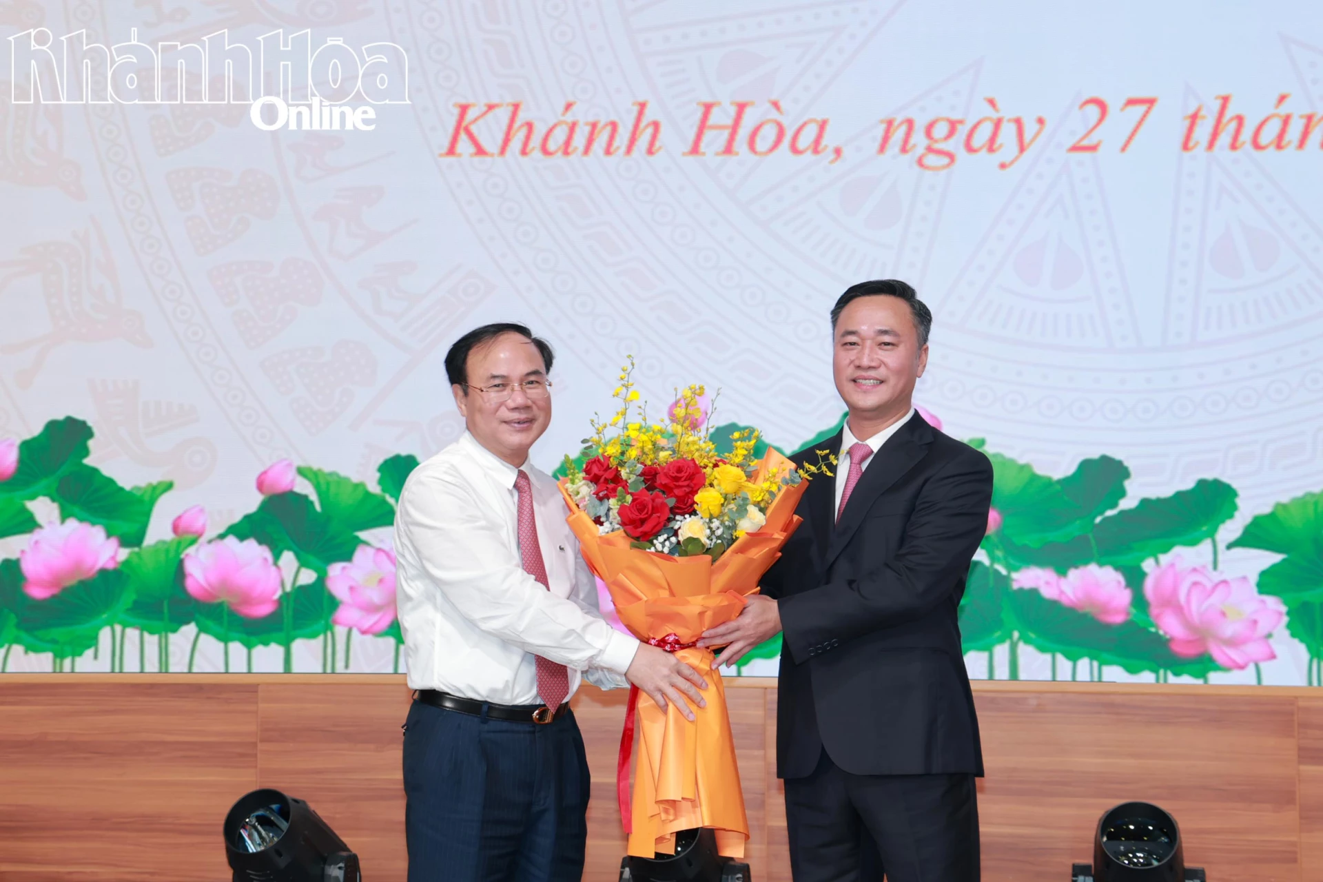 Thứ trưởng Bộ Xây dựng Nguyễn Văn Sinh tặng hoa chúc mừng đồng chí Nguyễn Việt Hùng.

