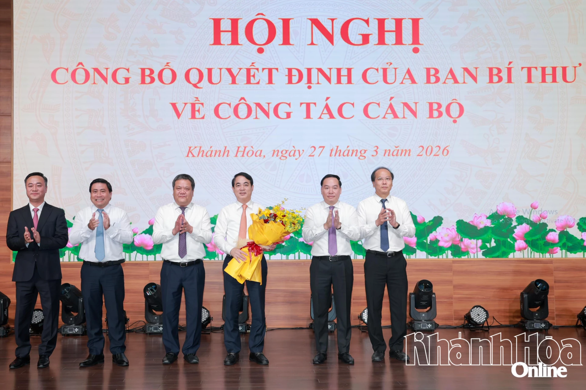 HĐND, UBND, Ủy ban MTTQ Việt Nam tỉnh Khánh Hòa tặng hoa đồng chí Nghiêm Xuân Thành.