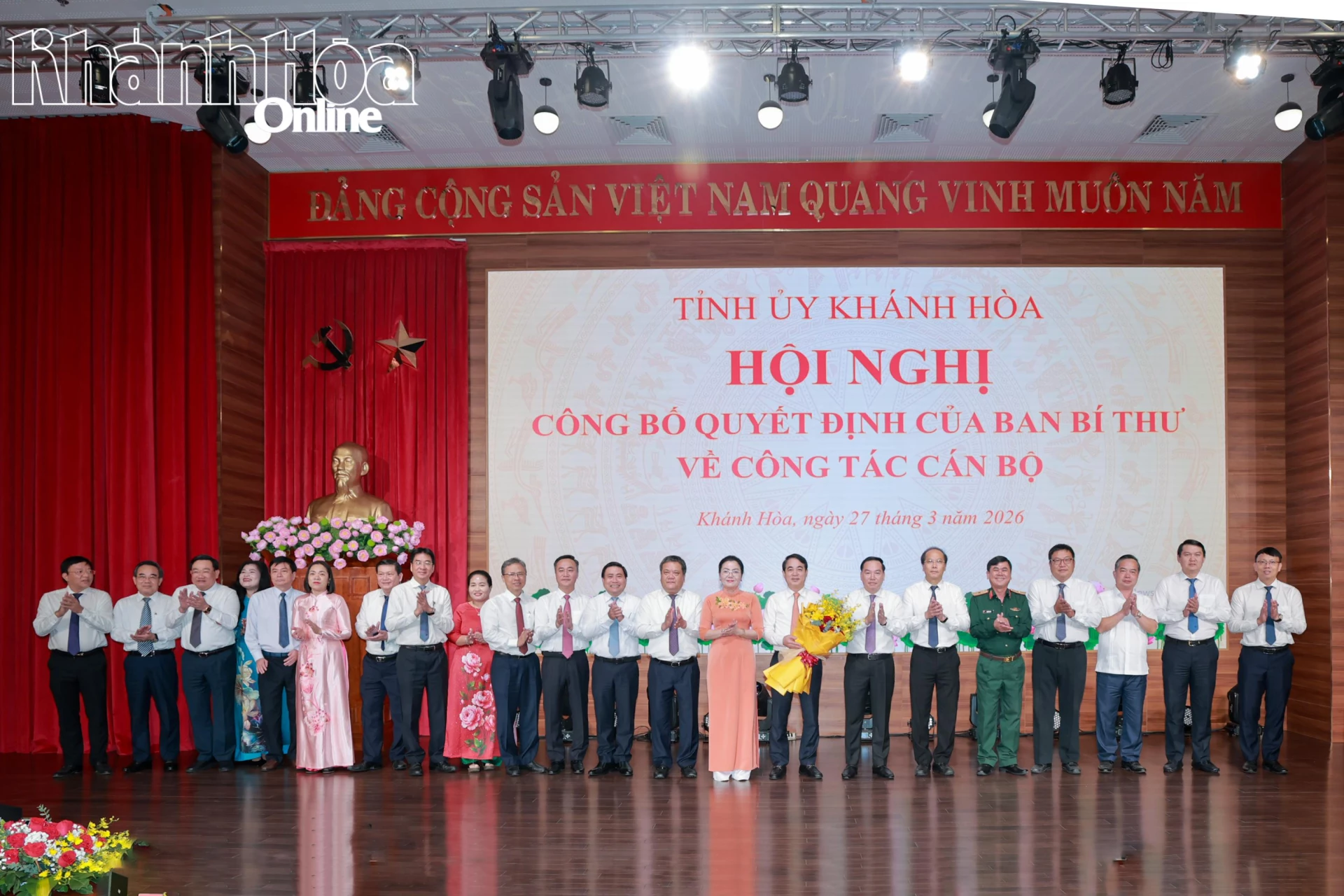 Các đồng chí lãnh đạo tỉnh Khánh Hòa chụp hình lưu niệm với đồng chí Nghiêm Xuân Thành.