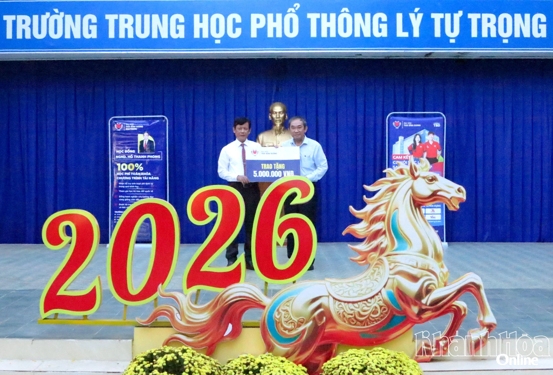 Nhà giáo Nhân dân, Phó Giáo sư, Tiến sĩ Hồ Thanh Phong trao học bổng cho quỹ khuyến học của Trường THPT Lý Tự Trọng.