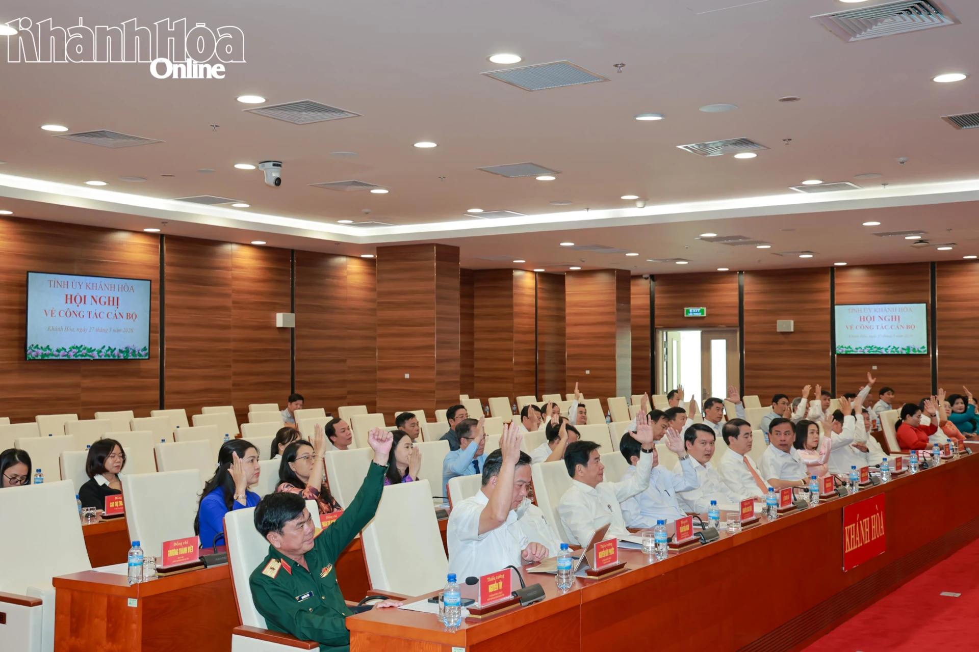 Các đại biểu biểu quyết thông qua nội dung hội nghị.