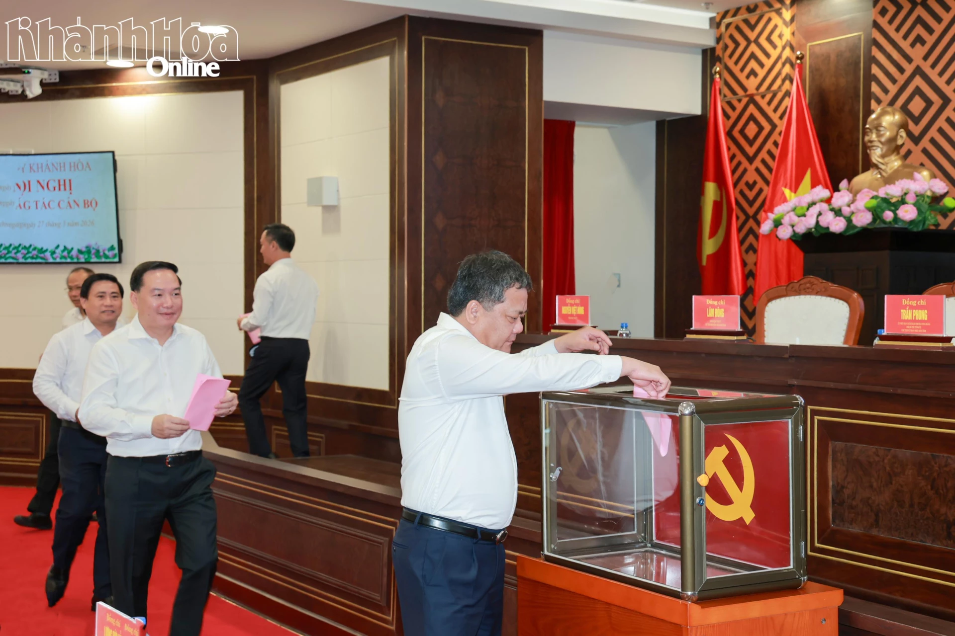 Đồng chí Trần Phong tham gia bỏ phiếu.