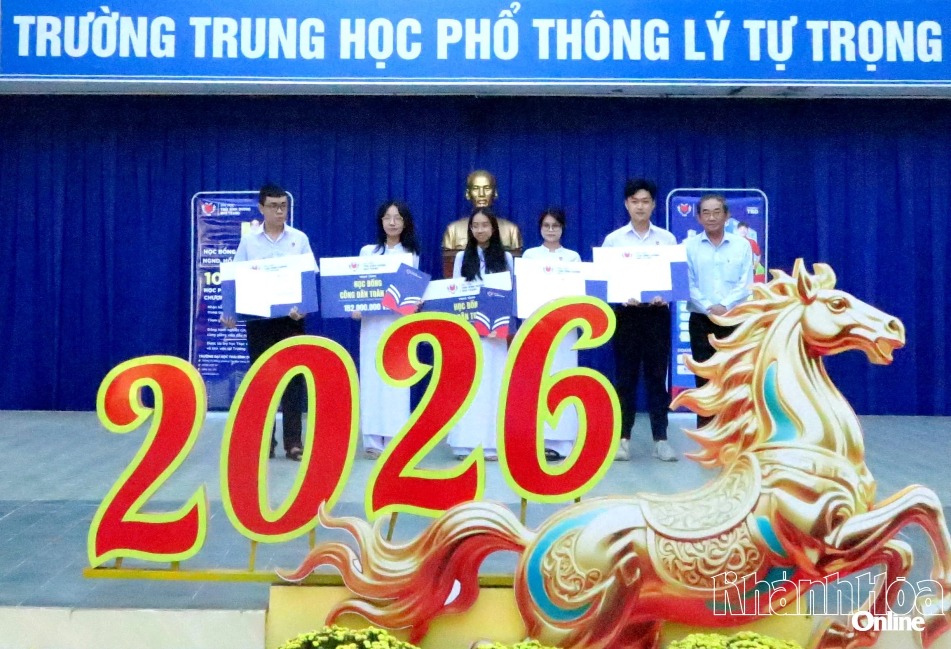 Các học sinh nhận học bổng Công dân toàn cầu.