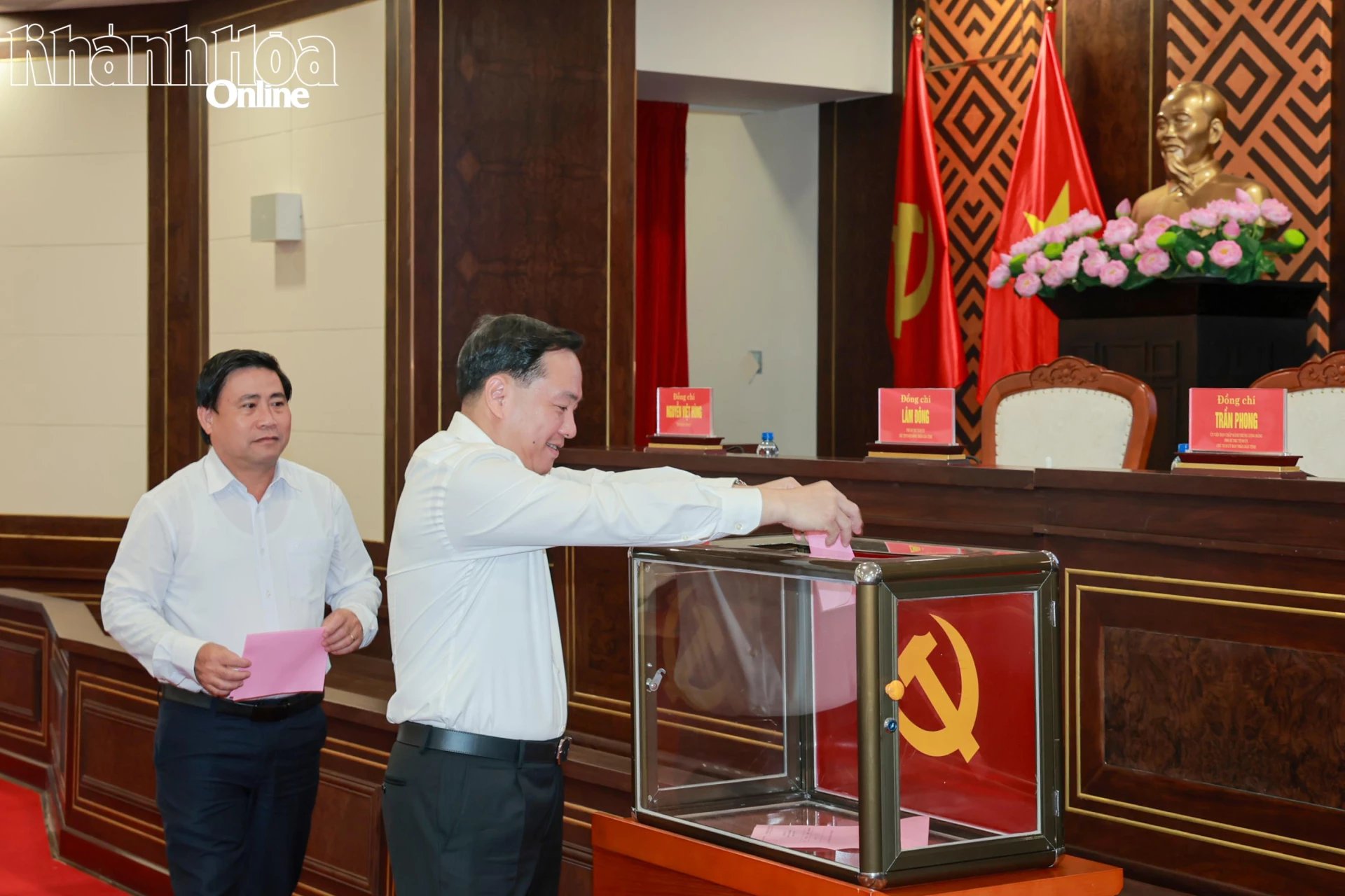 Đồng chí Hồ Xuân Trường bỏ phiếu bầu Bí thư Tỉnh ủy.