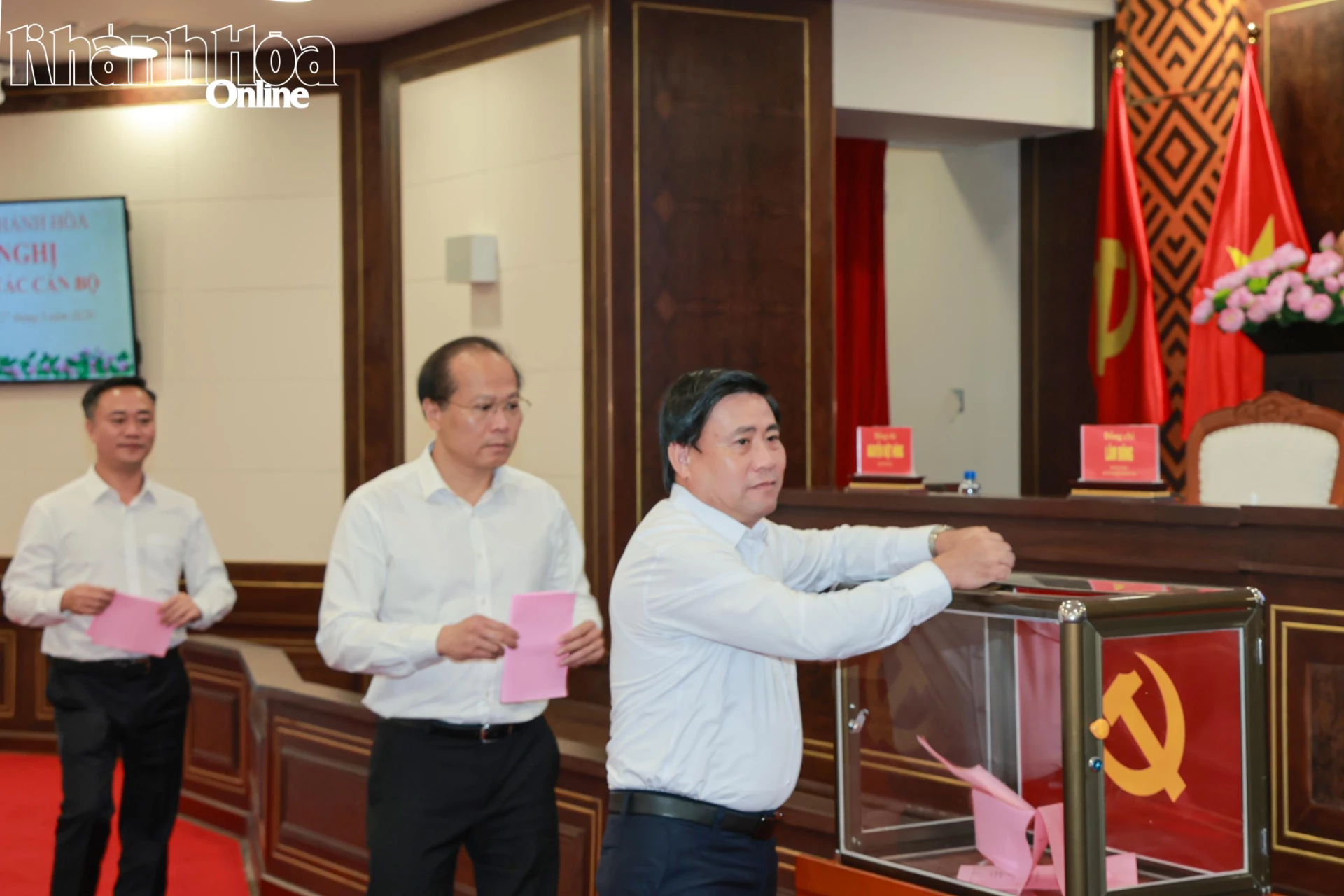 Đồng chí Lâm Đông bỏ phiếu bầu Bí thư Tỉnh ủy.