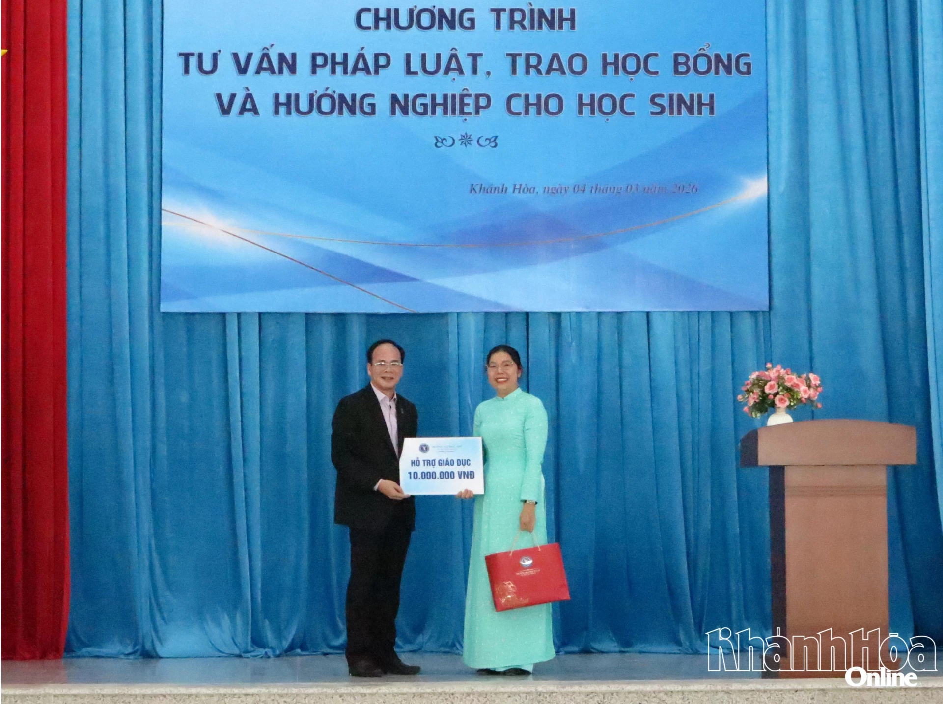 Đại diện Trường Đại học Luật TP. Hồ Chí Minh trao hỗ trợ giáo dục cho Trường THPT Chuyên Lê Quý Đôn - Nam Nha Trang.