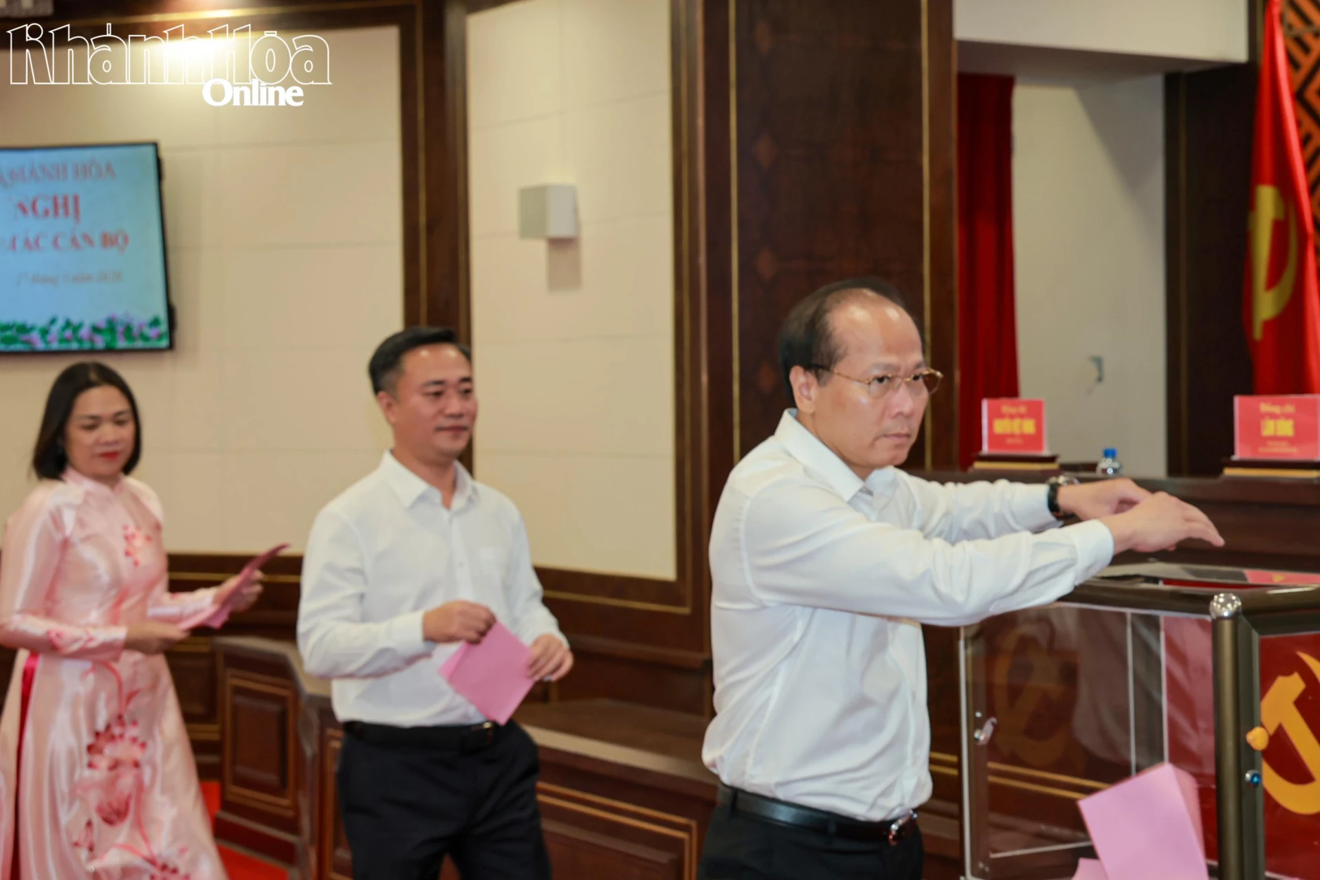 Đồng chí Nguyễn Khắc Hà bỏ phiếu bầu Bí thư Tỉnh ủy.