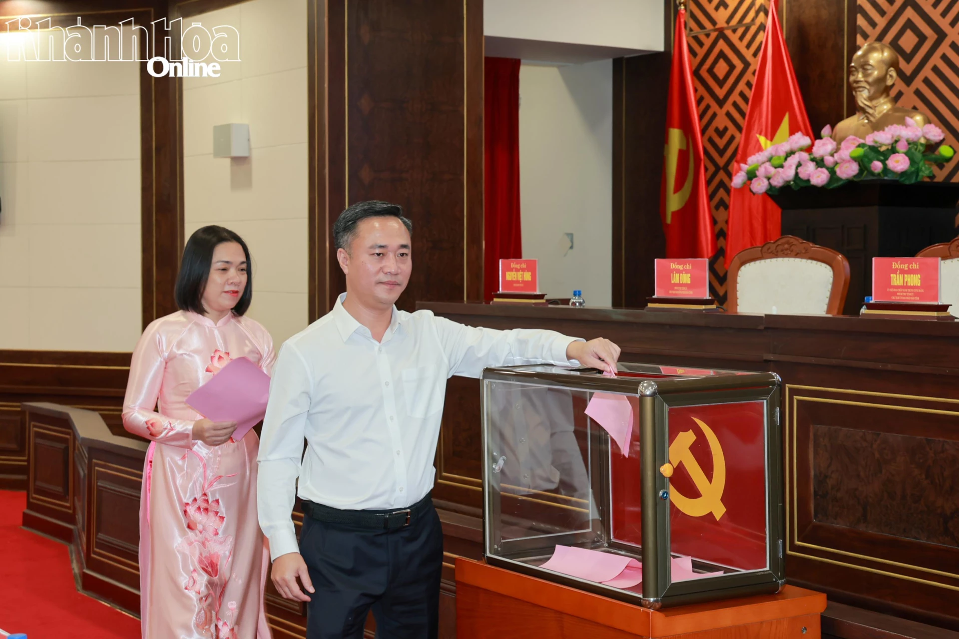 Đồng chí Nguyễn Việt Hùng bỏ phiếu bầu Bí thư Tỉnh ủy.  