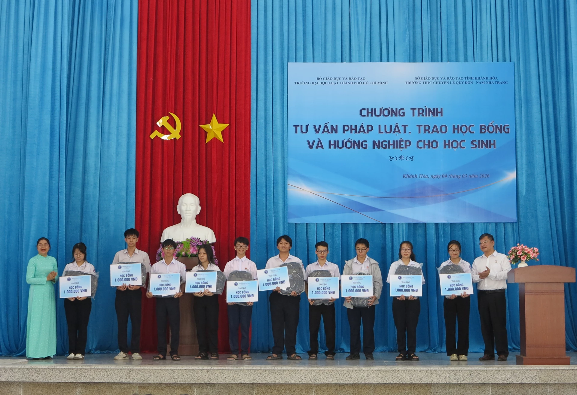 Trường Đại học Luật TP. Hồ Chí Minh trao học bổng và tư vấn hướng nghiệp cho học sinh Trường THPT Chuyên Lê Quý Đôn - Nam Nha Trang - Báo Khánh Hòa