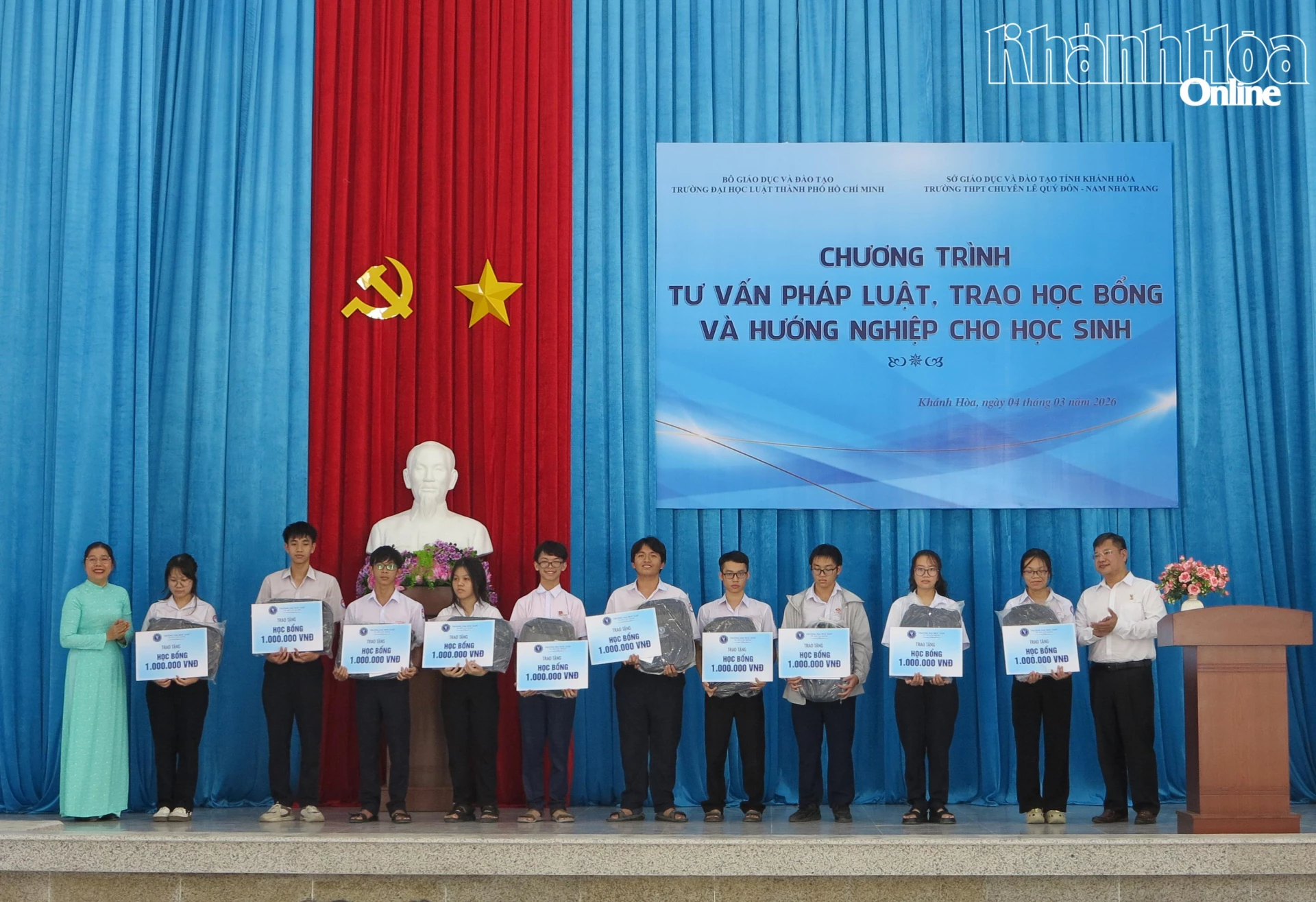 Đại diện 2 trường trao học bổng cho các học sinh.