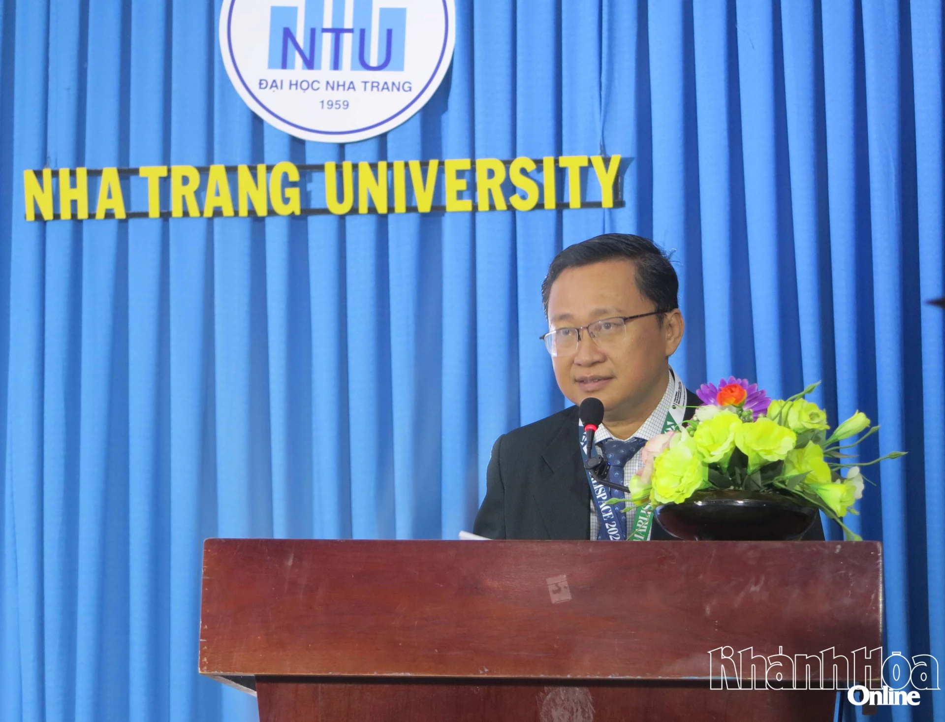 Tiến sĩ Quách Hoài Nam - Hiệu trưởng Trường Đại học Nha Trang phát biểu khai mạc hội thảo. 