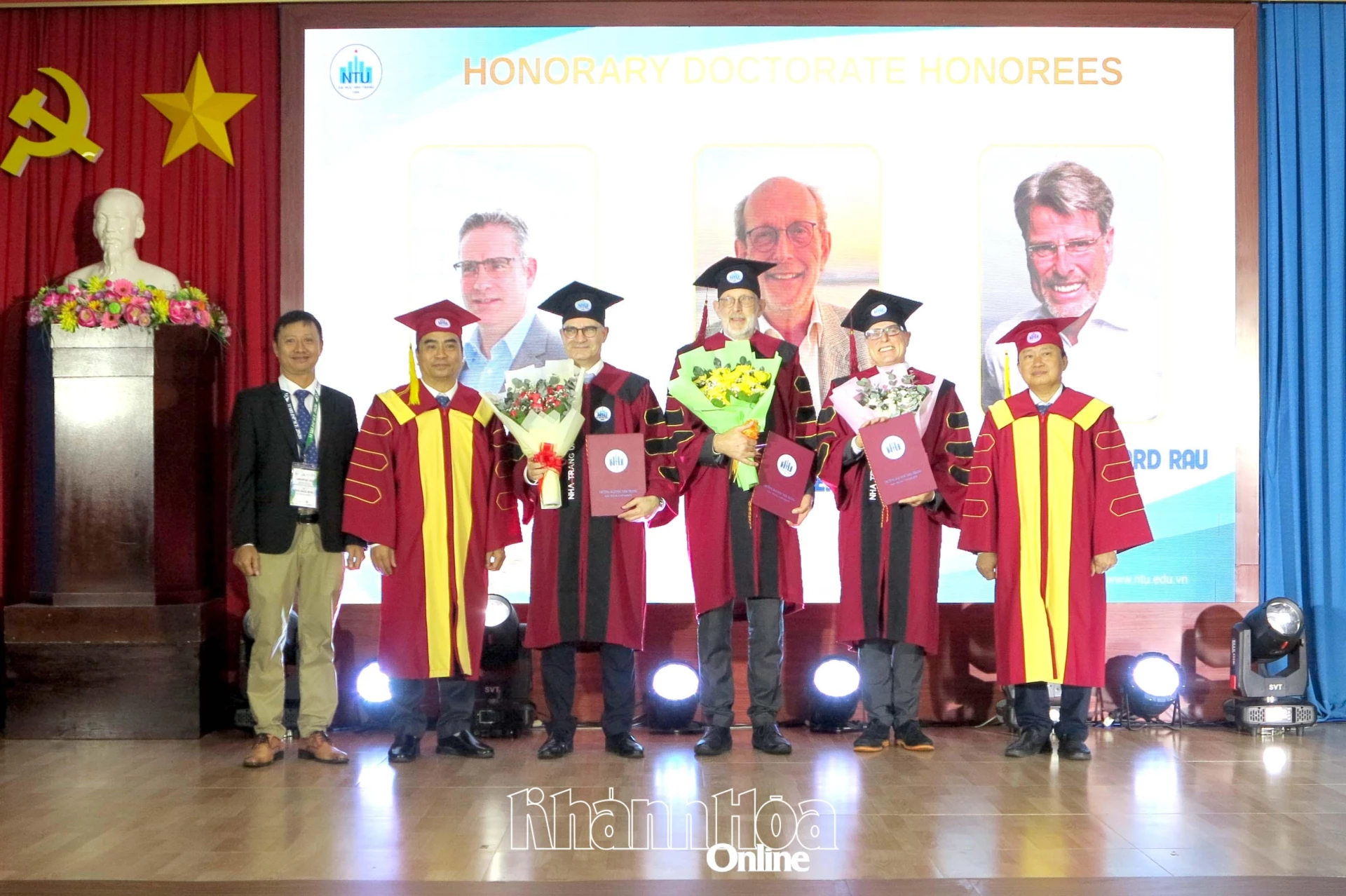 Lãnh đạo Trường Đại học Nha Trang tặng hoa cho các diễn giả chính của hội thảo.   