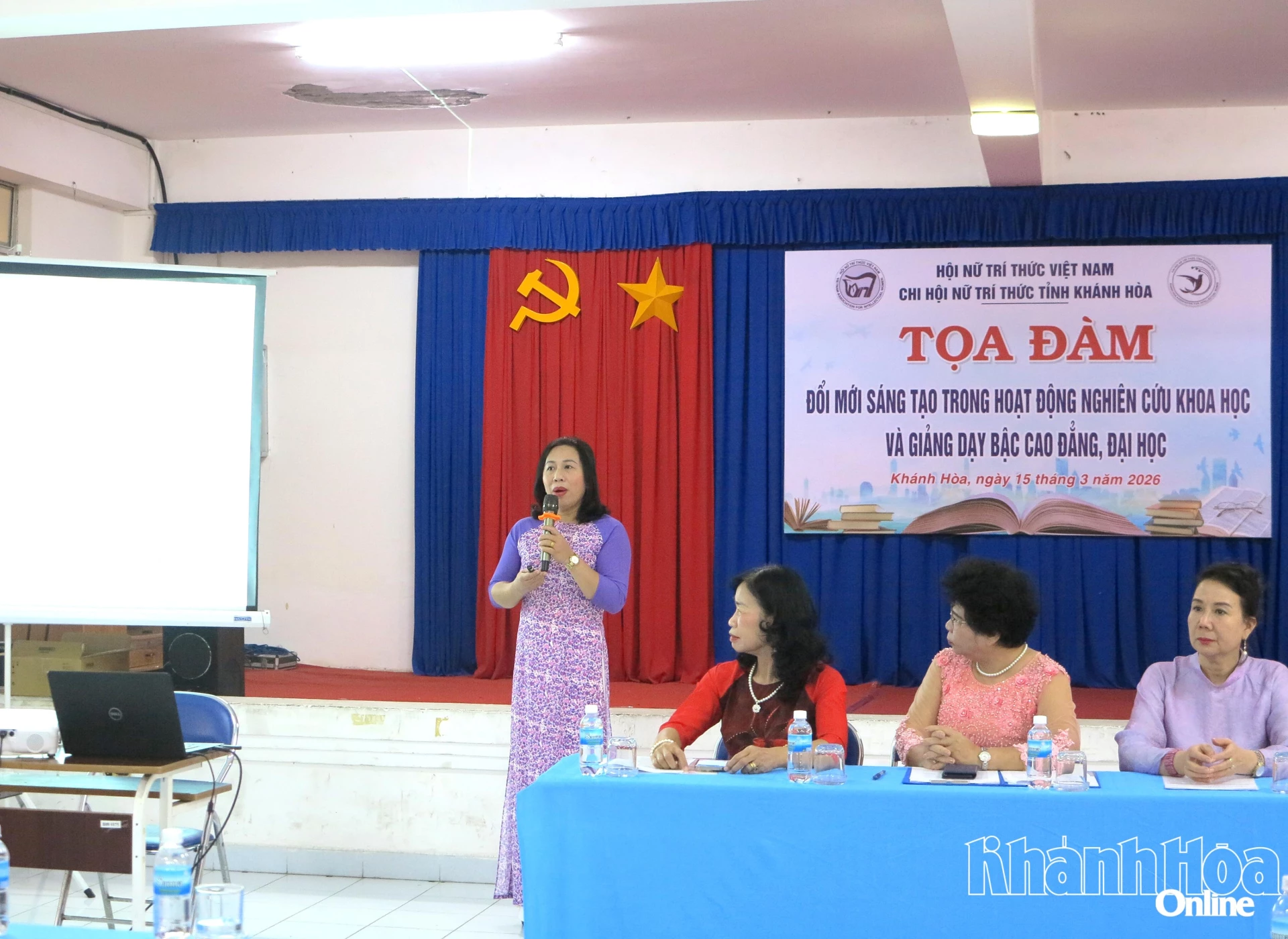 Đại biểu trình bày tham luận tại buổi tọa đàm.