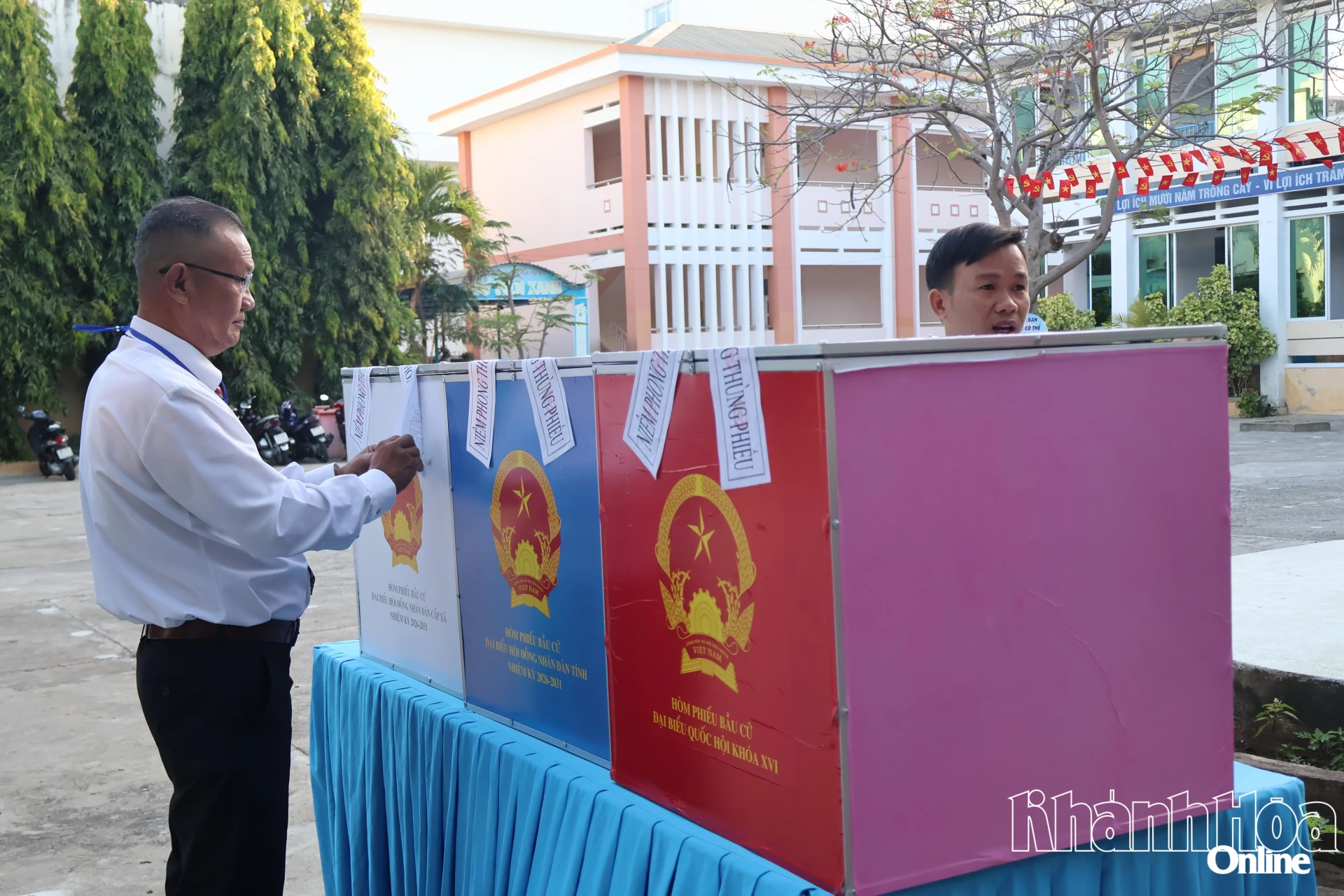 Công tác kiểm tra, niêm phong các thùng phiếu được thực hiện theo đúng quy định.