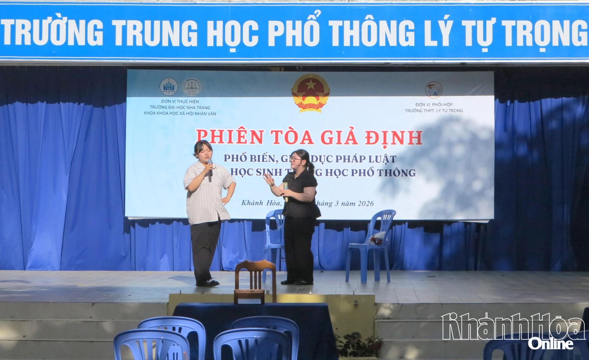 Sinh viên diễn kịch tóm tắt vụ án. 