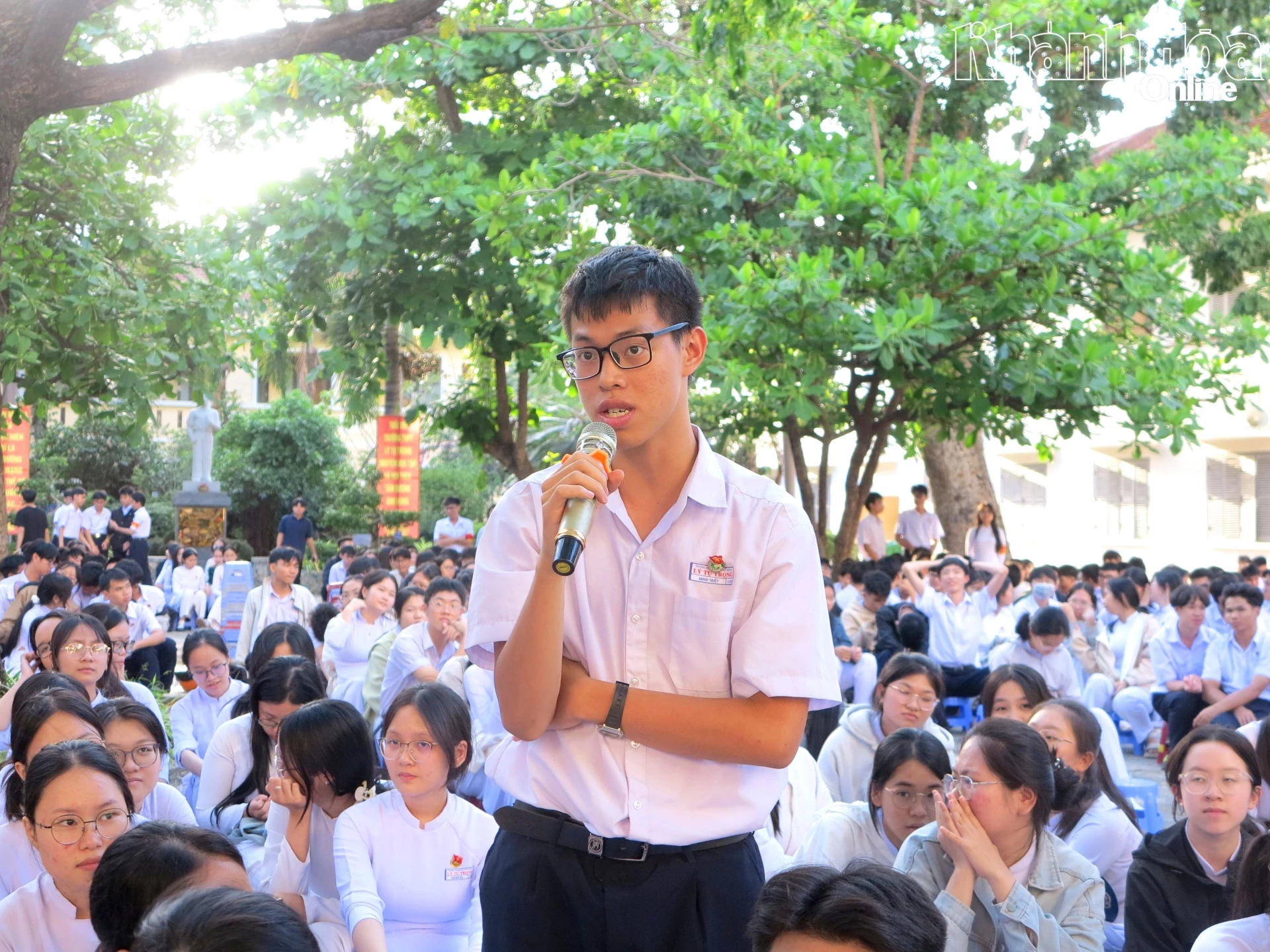 Học sinh Trường THPT Lý Tự Trọng trả lời câu hỏi tìm hiểu kiến thức pháp luật. 