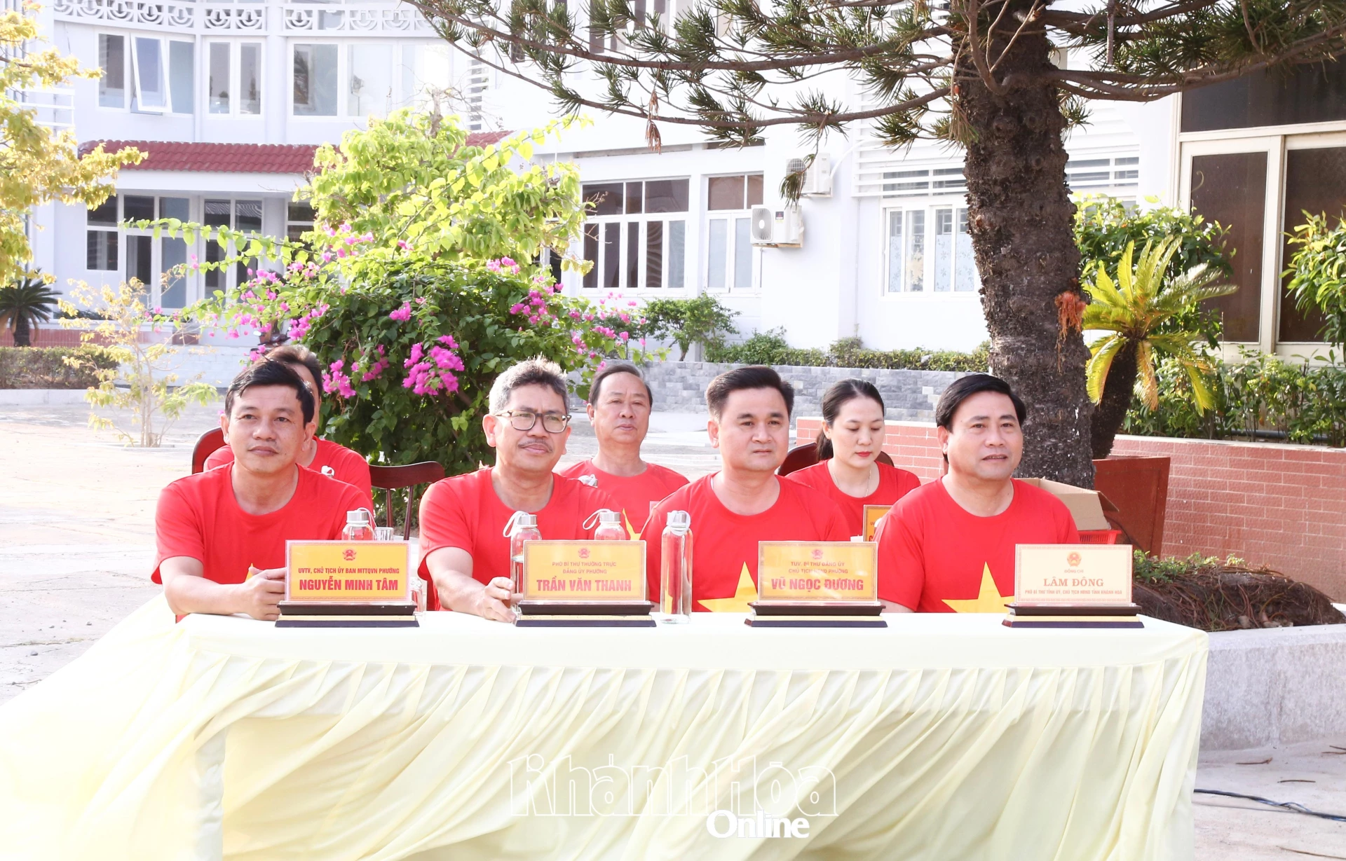 Đồng chí Lâm Đông và lãnh đạo phường Ninh Chử tham dự lễ phát động