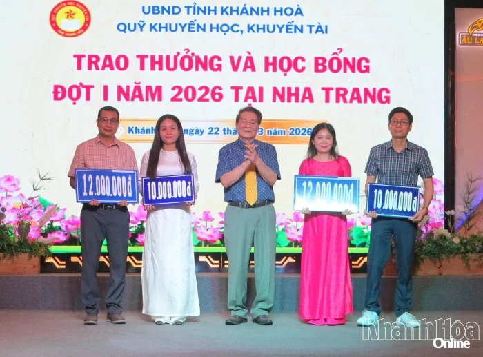 Quỹ Khuyến học, khuyến tài Khánh Hòa trao hơn 1,8 tỷ đồng phần thưởng, học bổng cho học sinh, sinh viên