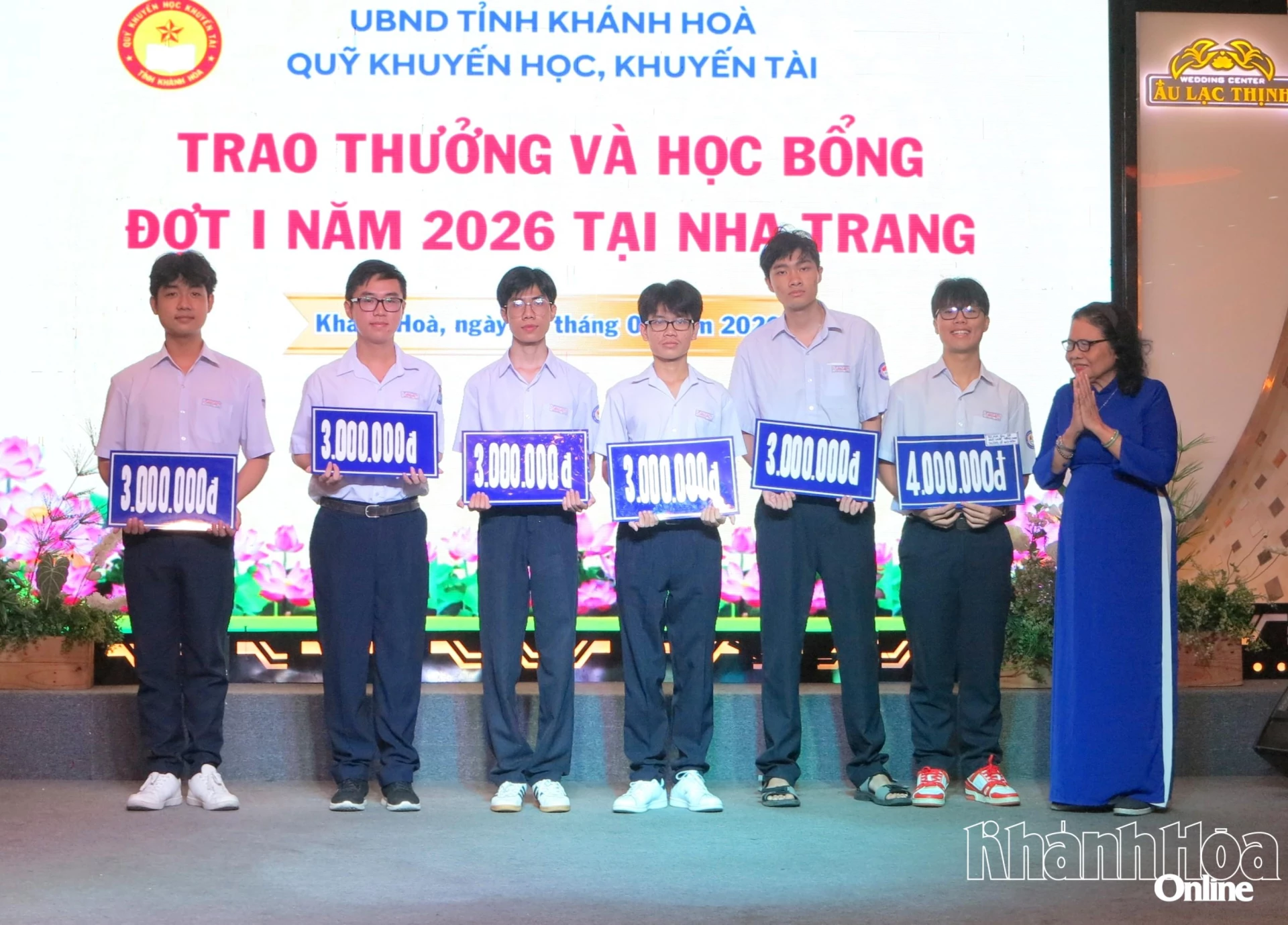 Bà Trần Thị Thanh Mai - Phó Chủ tịch Thường trực Hội Khuyến học tỉnh Khánh Hòa trao bảng tượng trưng phần thưởng cho các học sinh. 