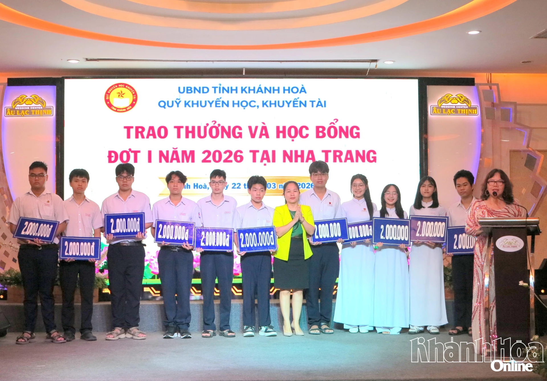 Đại diện Công ty TNHH Nhà nước Một thành viên Yến sào Khánh Hòa trao bảng tượng trưng phần thưởng cho các học sinh. 