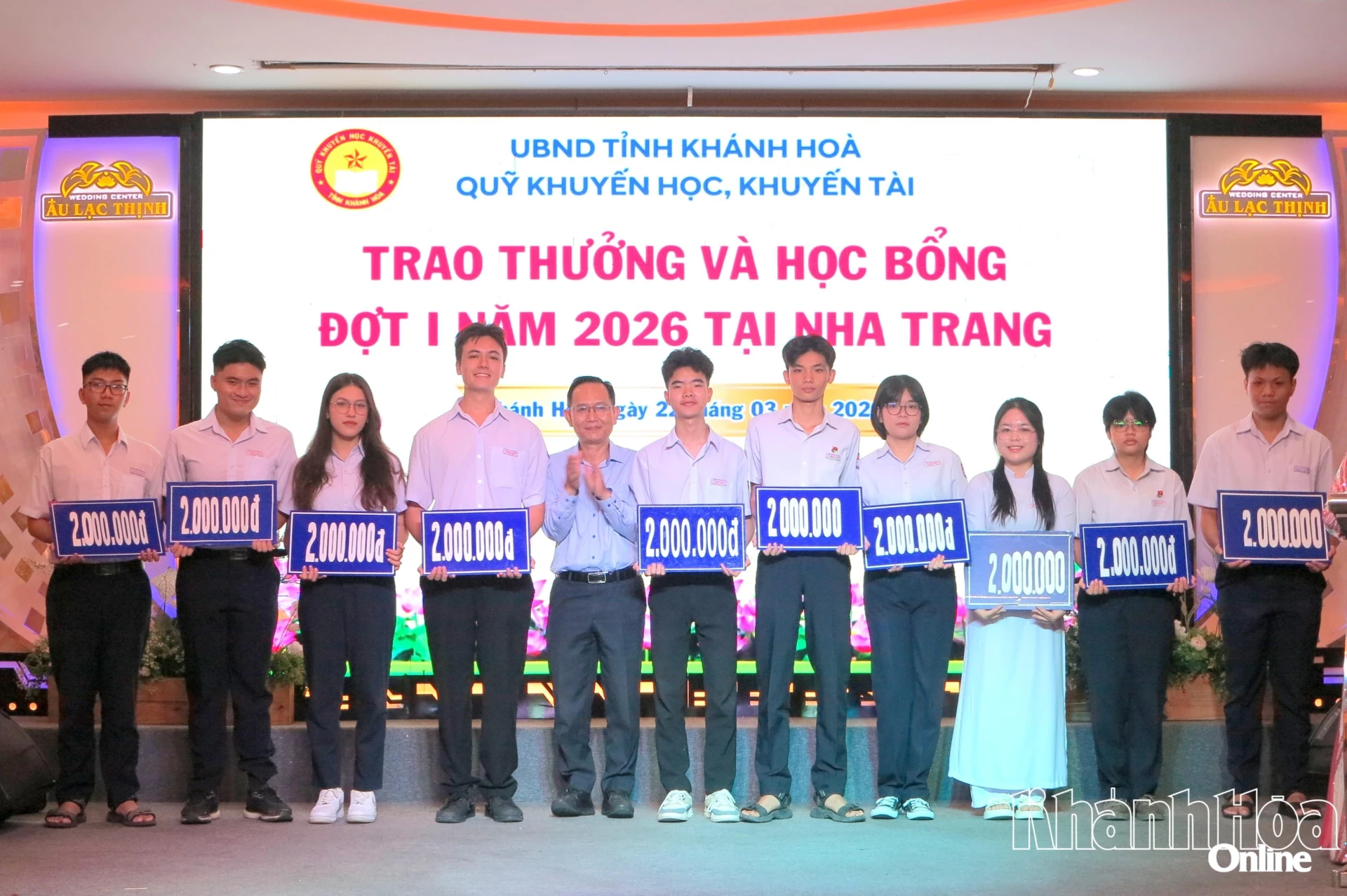 Đại diện Tổng Công ty Khánh Việt trao bảng tượng trưng học bổng cho các học sinh. 