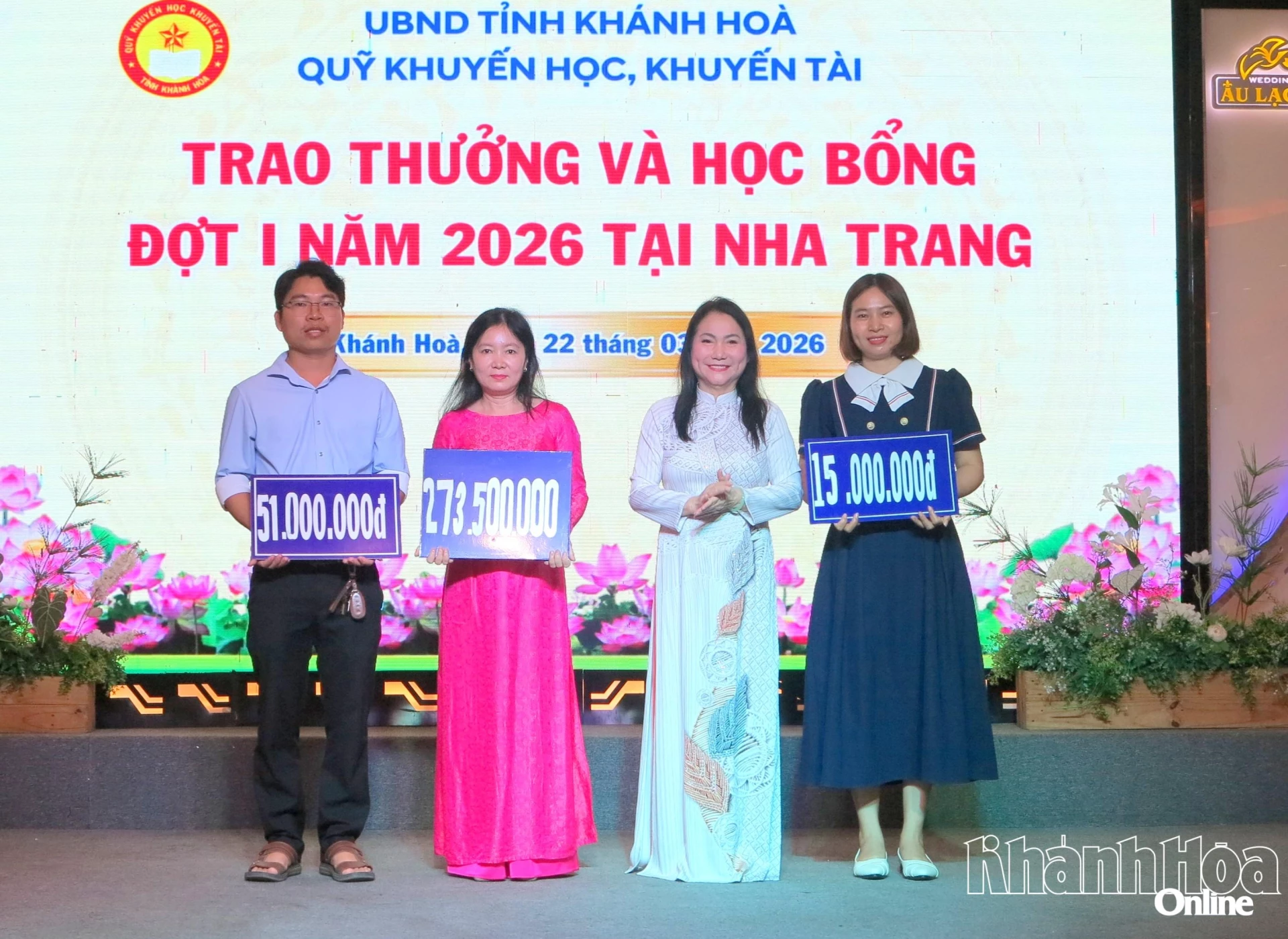 Đại diện Công ty TNHH Tâm Hương trao bảng tượng trưng học bổng cho đại diện các trường. 