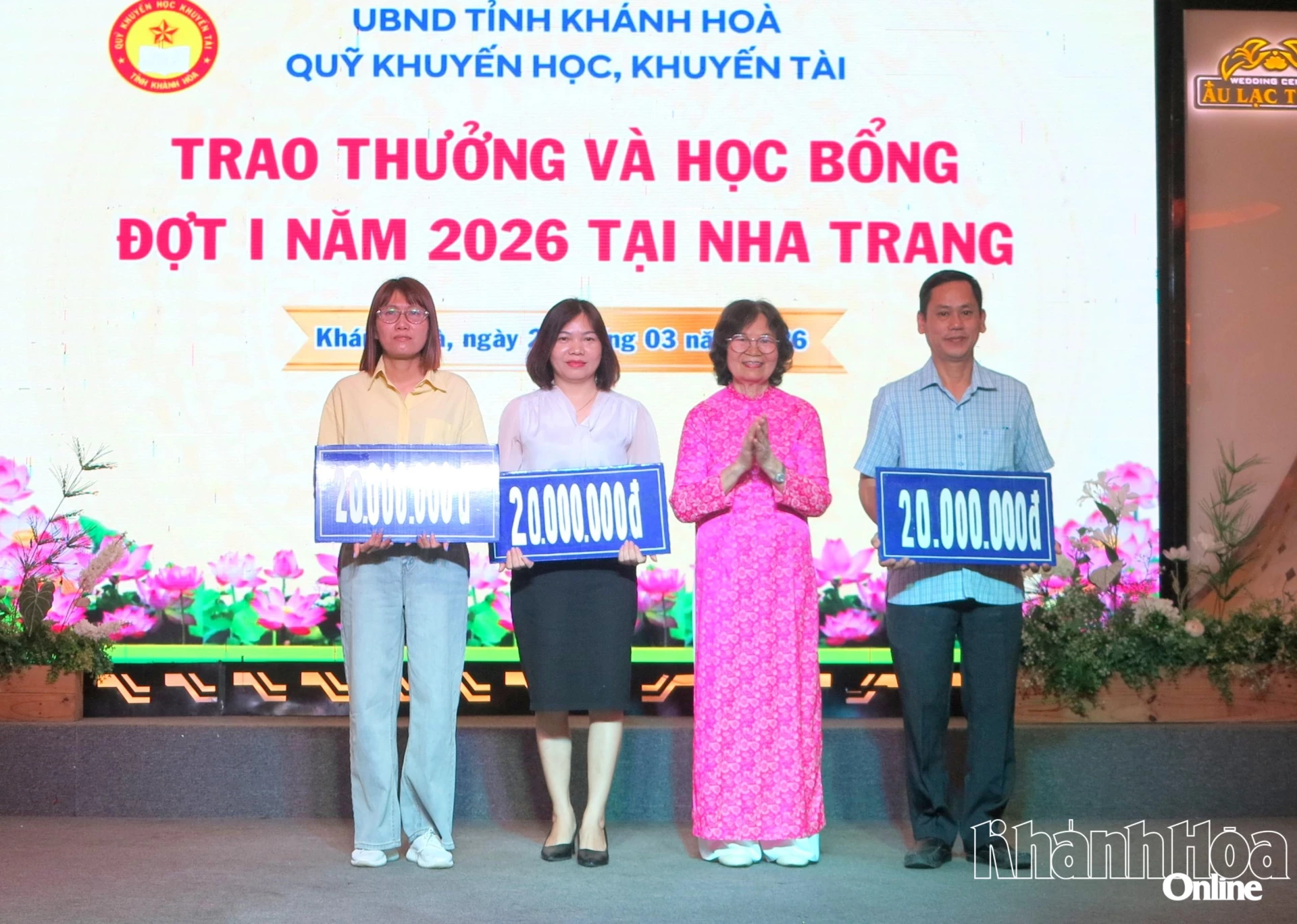 Tiến sĩ Bùi Thị Hồng Tiến - Giám đốc Quỹ Khuyến học, khuyến tài Khánh Hòa trao bảng tượng trưng học bổng cho đại diện hội khuyến học cấp xã. 