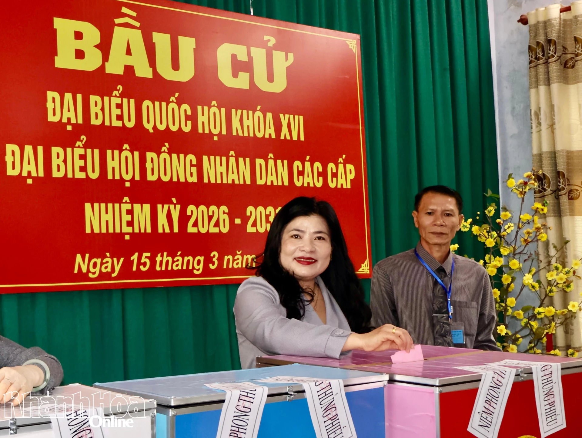 Đồng chí Đàng Thị Mỹ Hương, Tỉnh ủy viên, Phó Trưởng đoàn chuyên trách Đoàn Đại biểu Quốc hội tỉnh bỏ phiếu bầu cử.