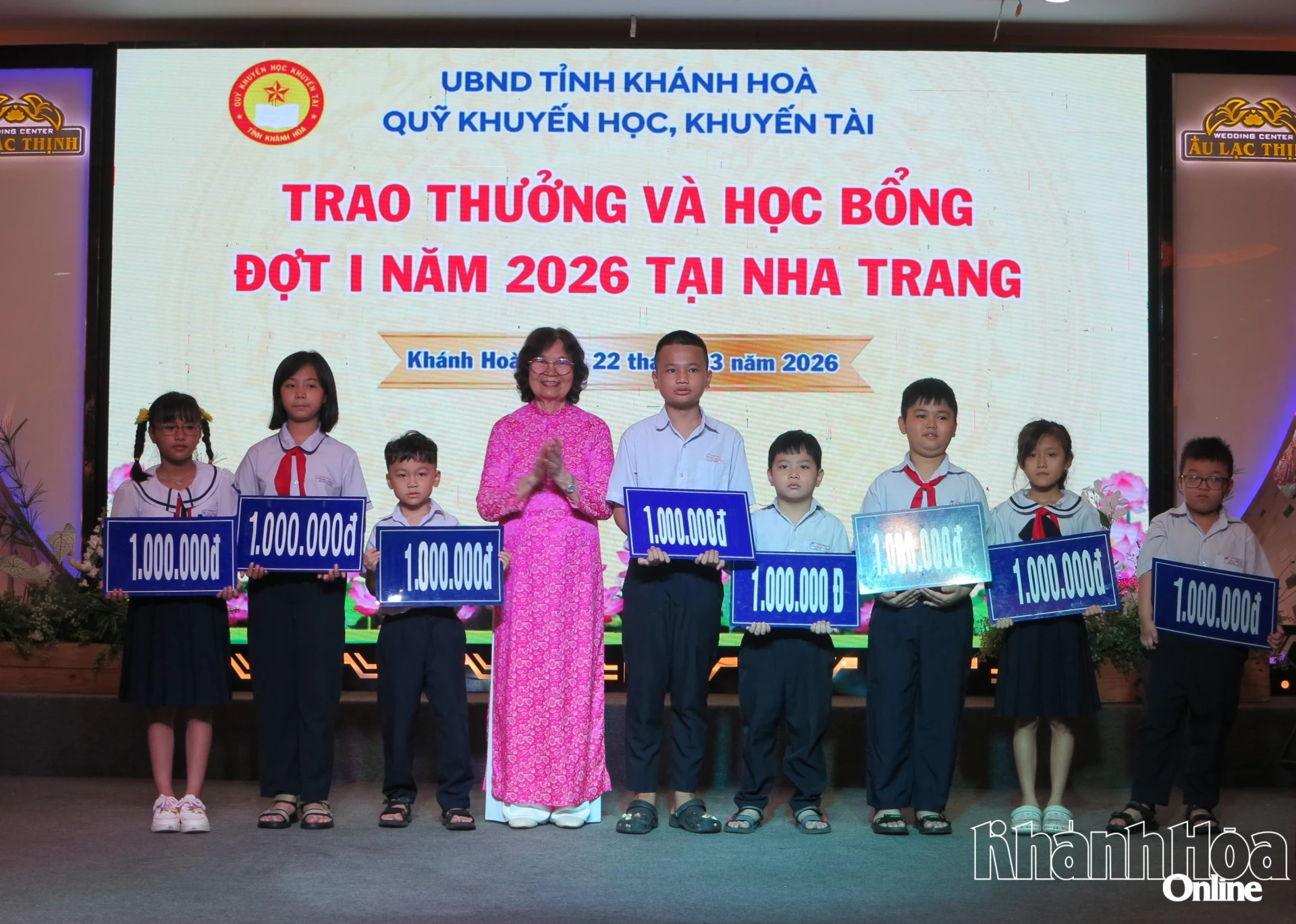 Tiến sĩ Bùi Thị Hồng Tiến trao học bổng cho các học sinh. 