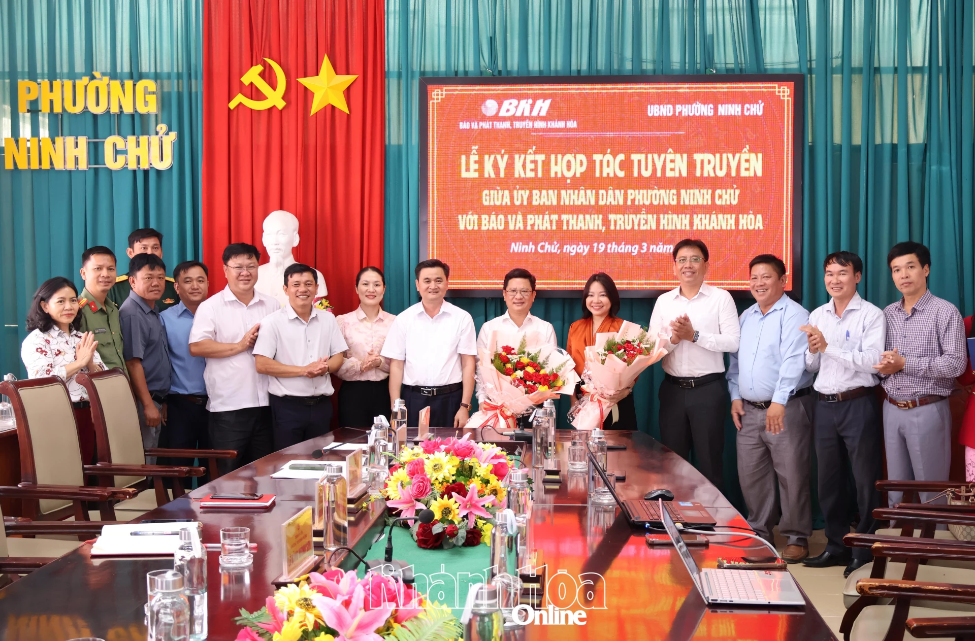 Ông Vũ Ngọc Đương - Bí thư Đảng ủy, Chủ tịch HĐND phường Ninh Chử tặng hoa chúc mừng 2 đơn vị.