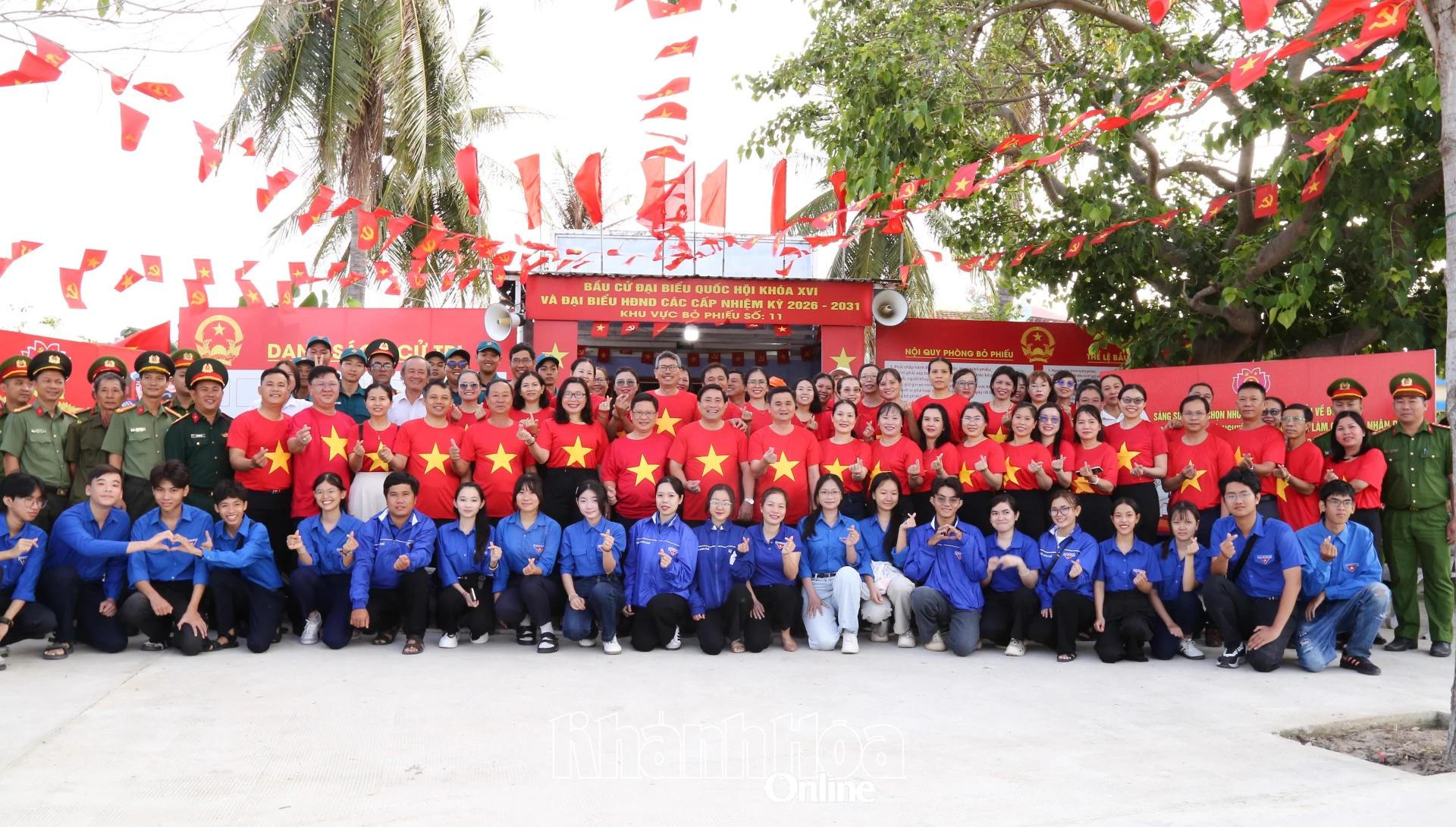 Các lực lượng tham gia diễu hành chụp hình lưu niệm tại Khu vực bỏ phiếu số 11, phường Ninh Chử