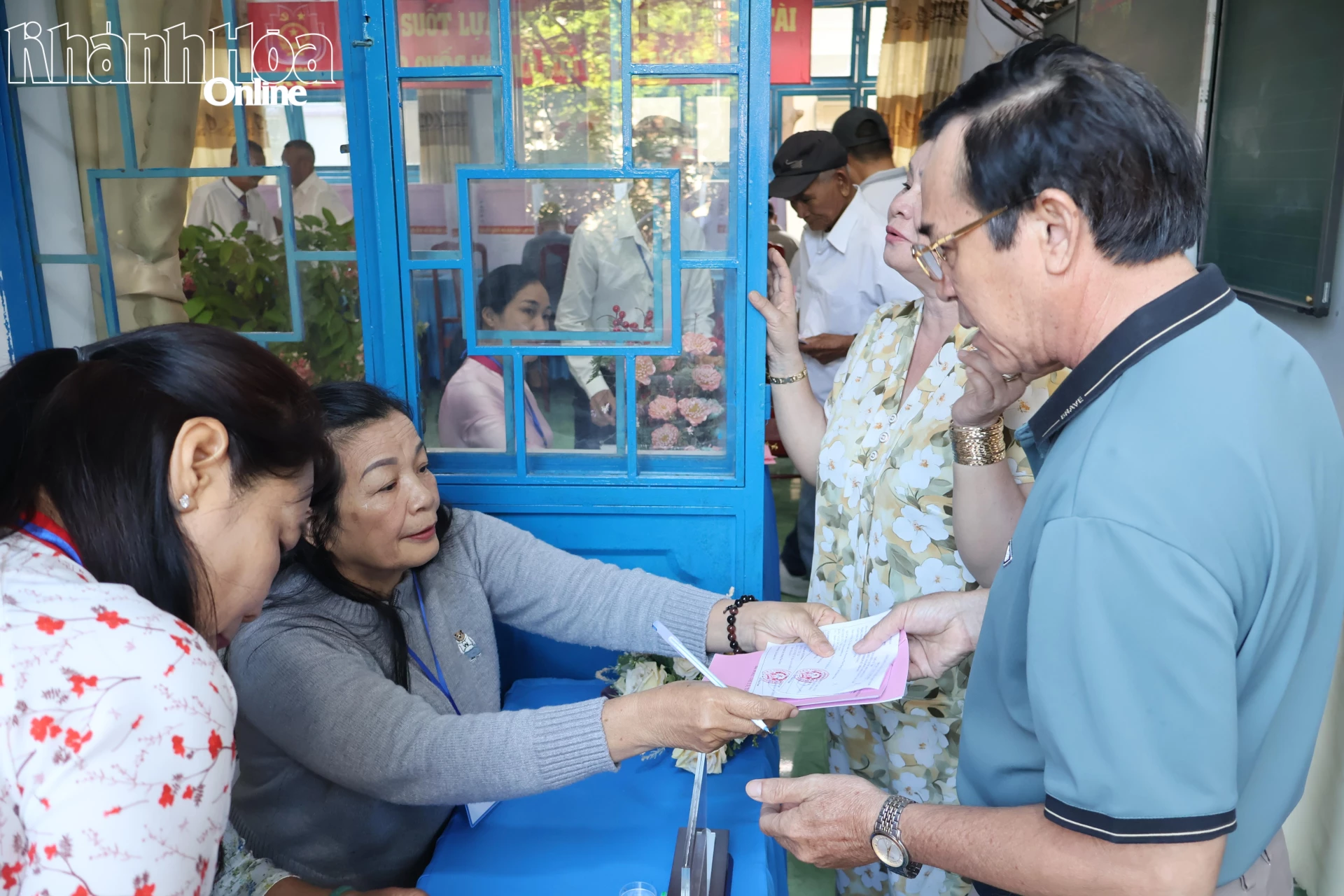 Cử tri được hướng dẫn các bước bỏ phiếu.