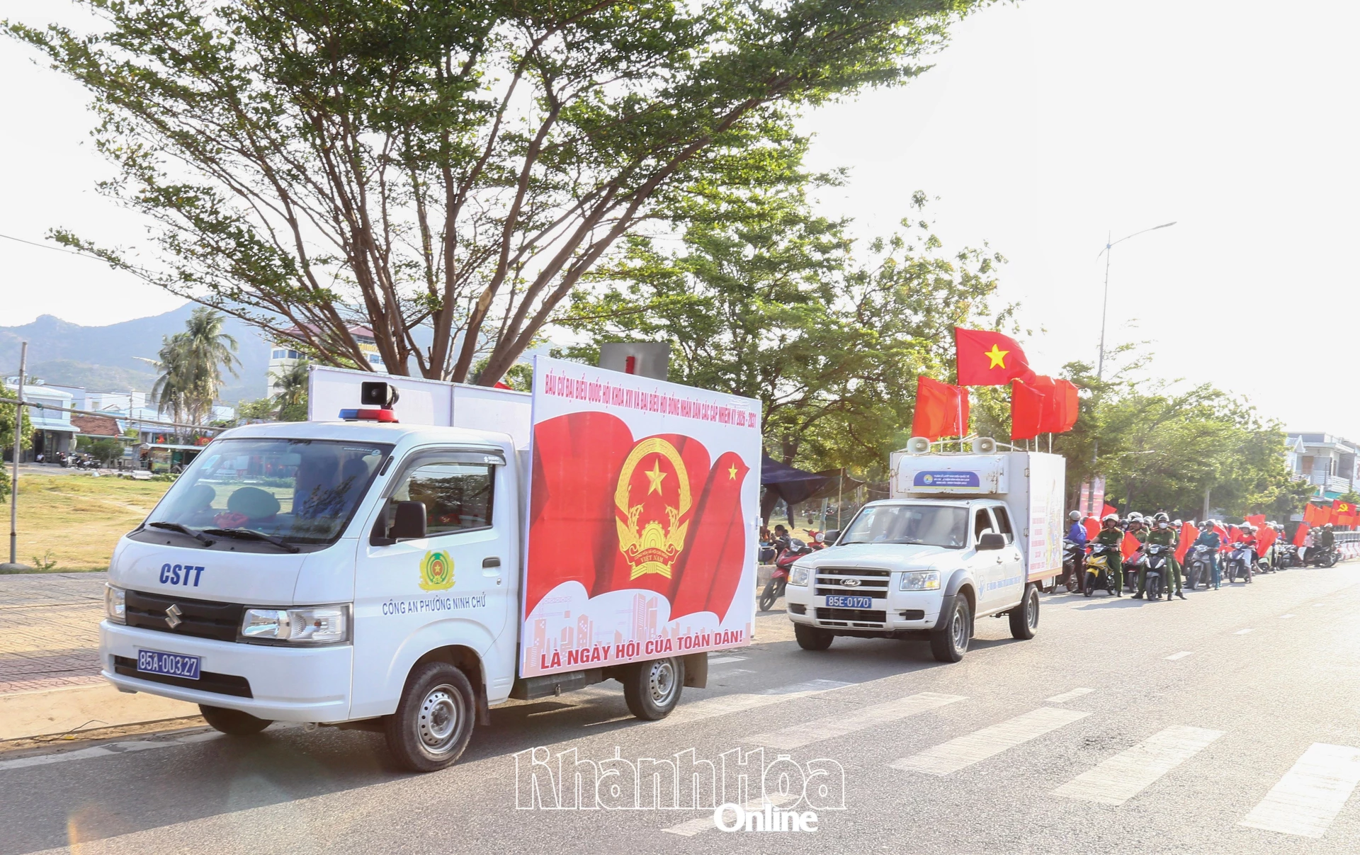 Các lực lượng của phường Ninh Chử diễu hành qua các tuyến đường chính để tuyên truyền về bầu cử