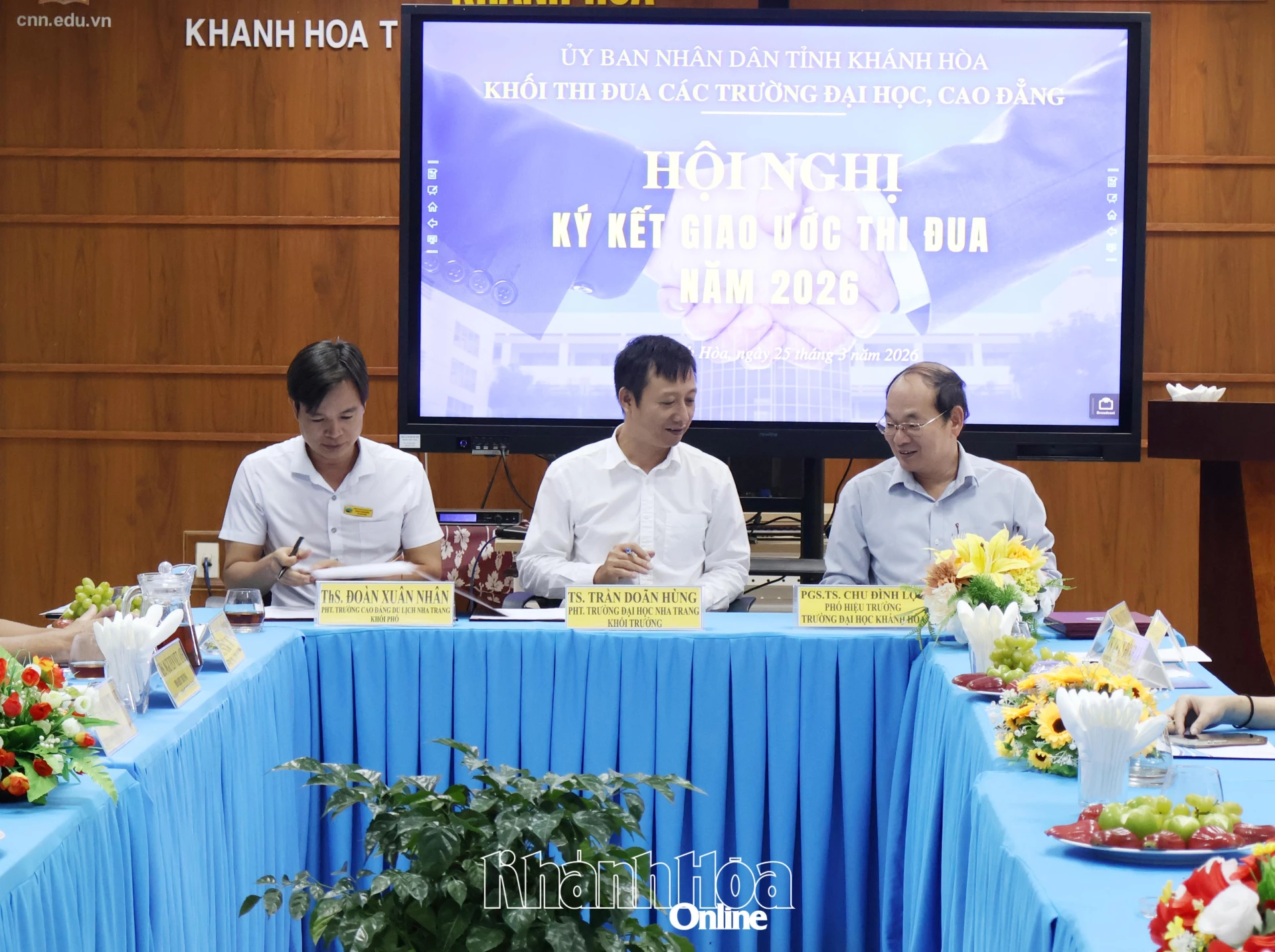 Đại diện các trường ký kết thi đua.