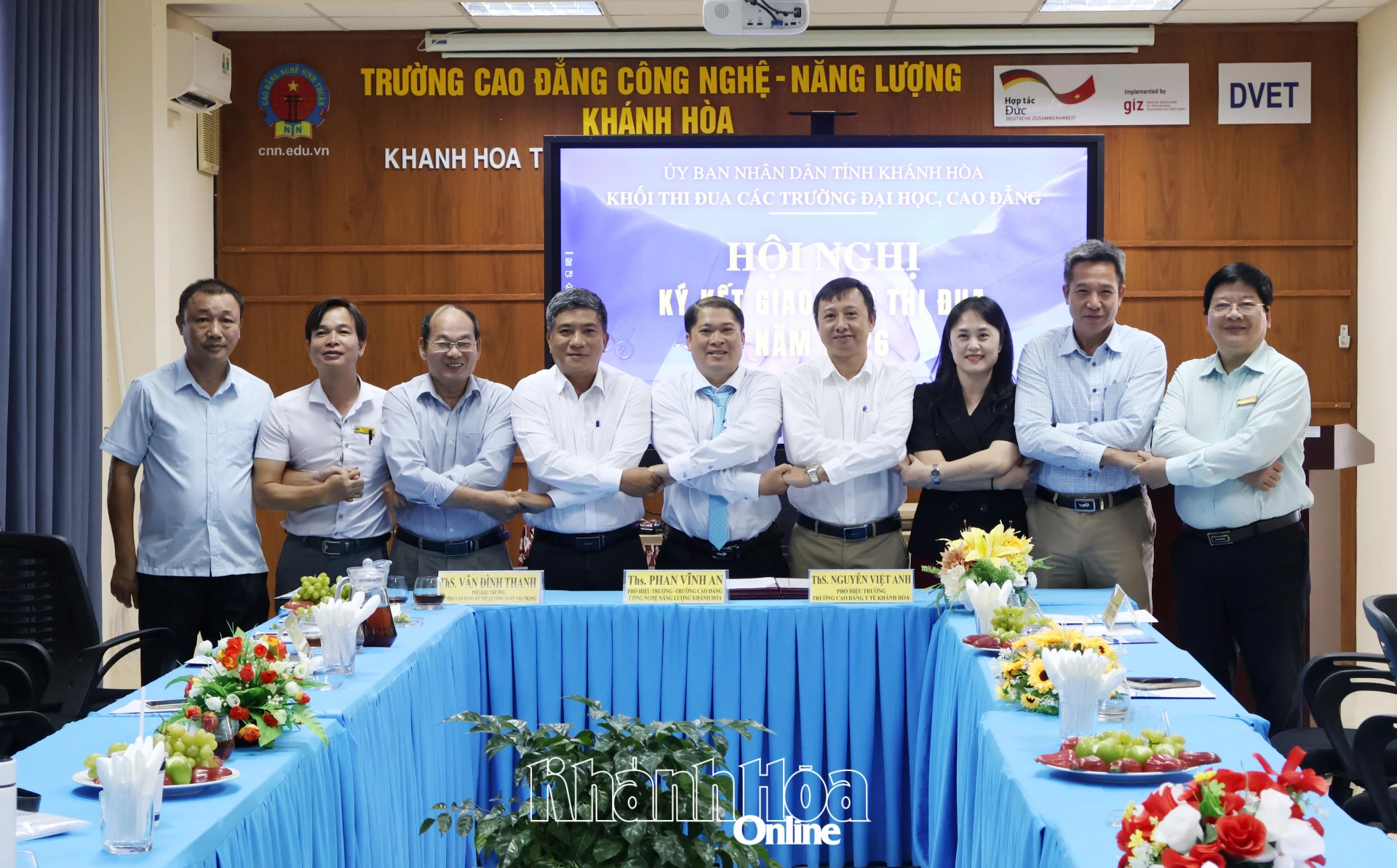 Lãnh đạo các trường ký kết thi đua.