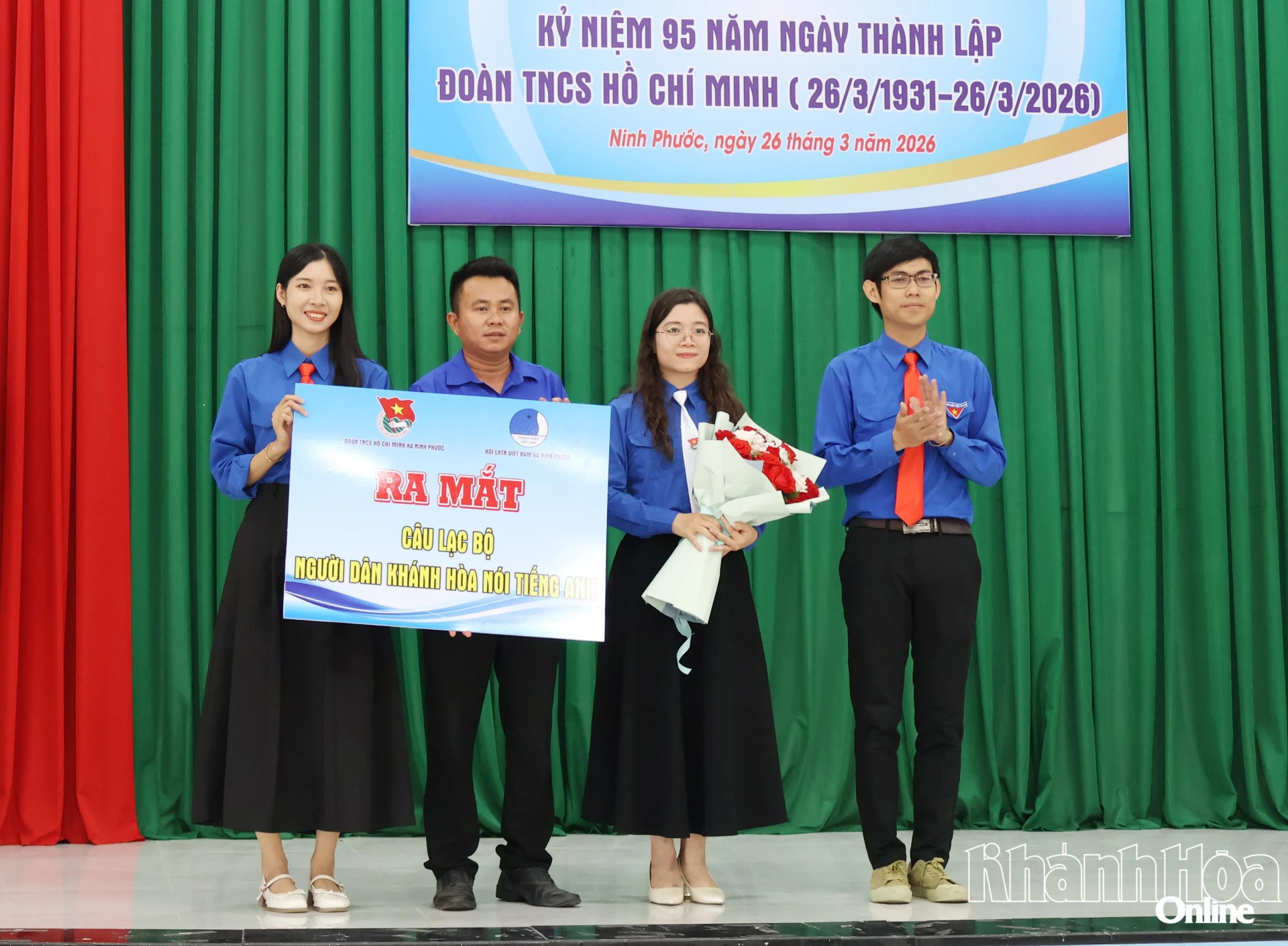Đại diện Đoàn xã Ninh Phước trao biểu trưng ra mắt Câu lạc bộ Người dân Khánh Hòa nói tiếng Anh.