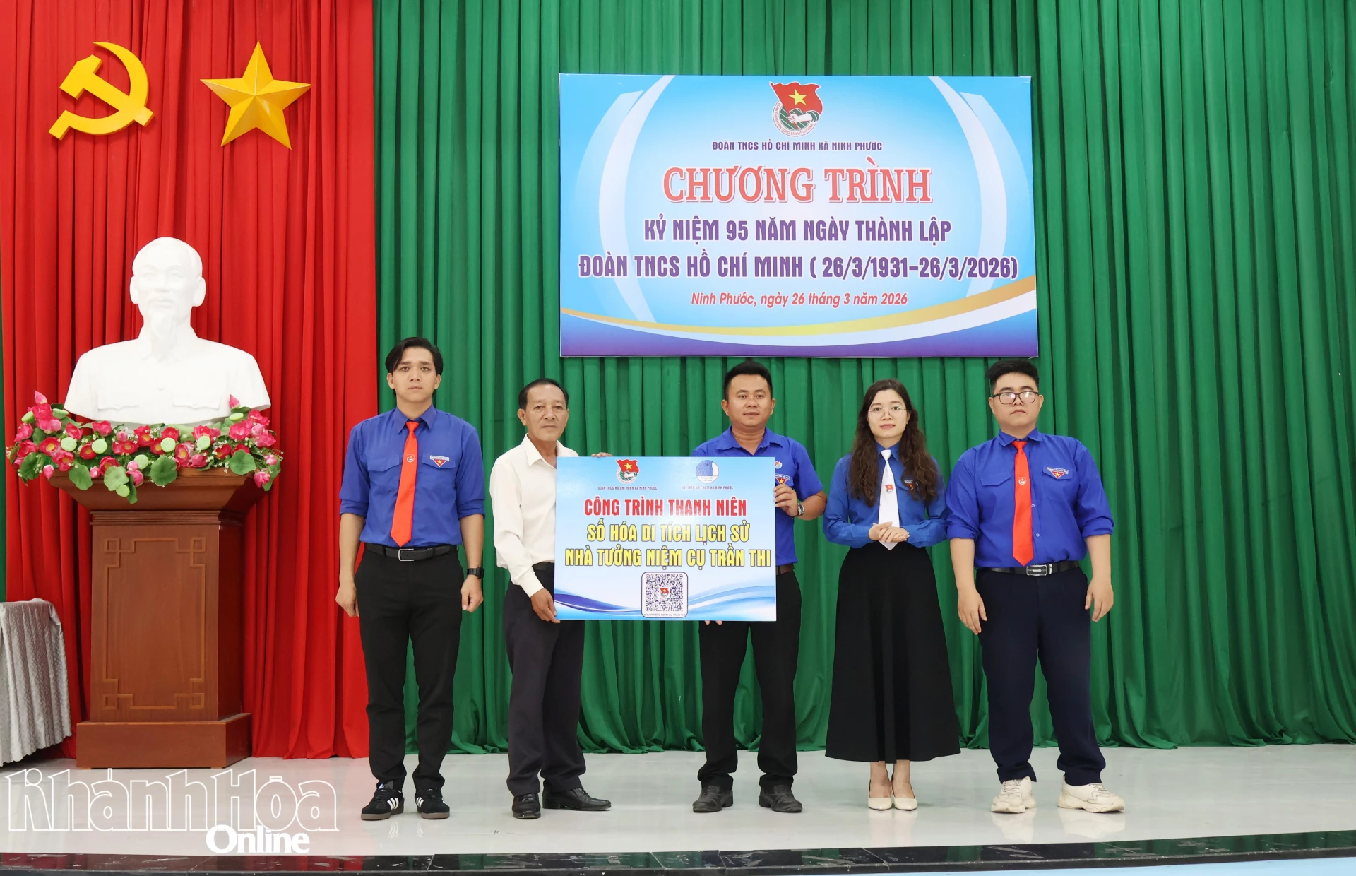Đại diện Đoàn xã Ninh Phước trao biểu trưng