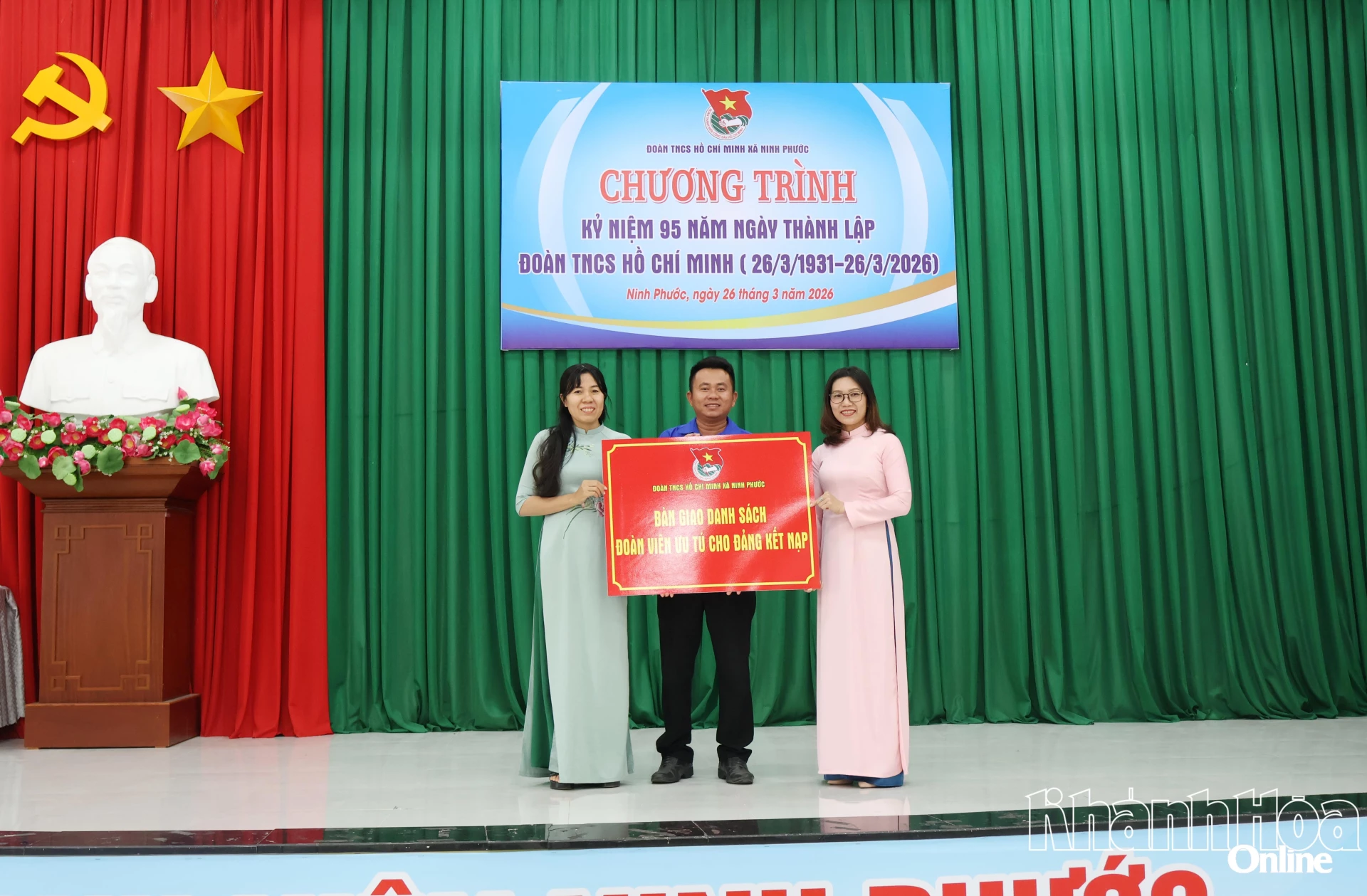 Đại diện Đoàn xã Ninh Phước trao bảng tượng trưng bàn giao danh sách đoàn viên ưu tú cho Đảng xem xét, kết nạp cho lãnh đạo Đảng ủy xã Ninh Phước