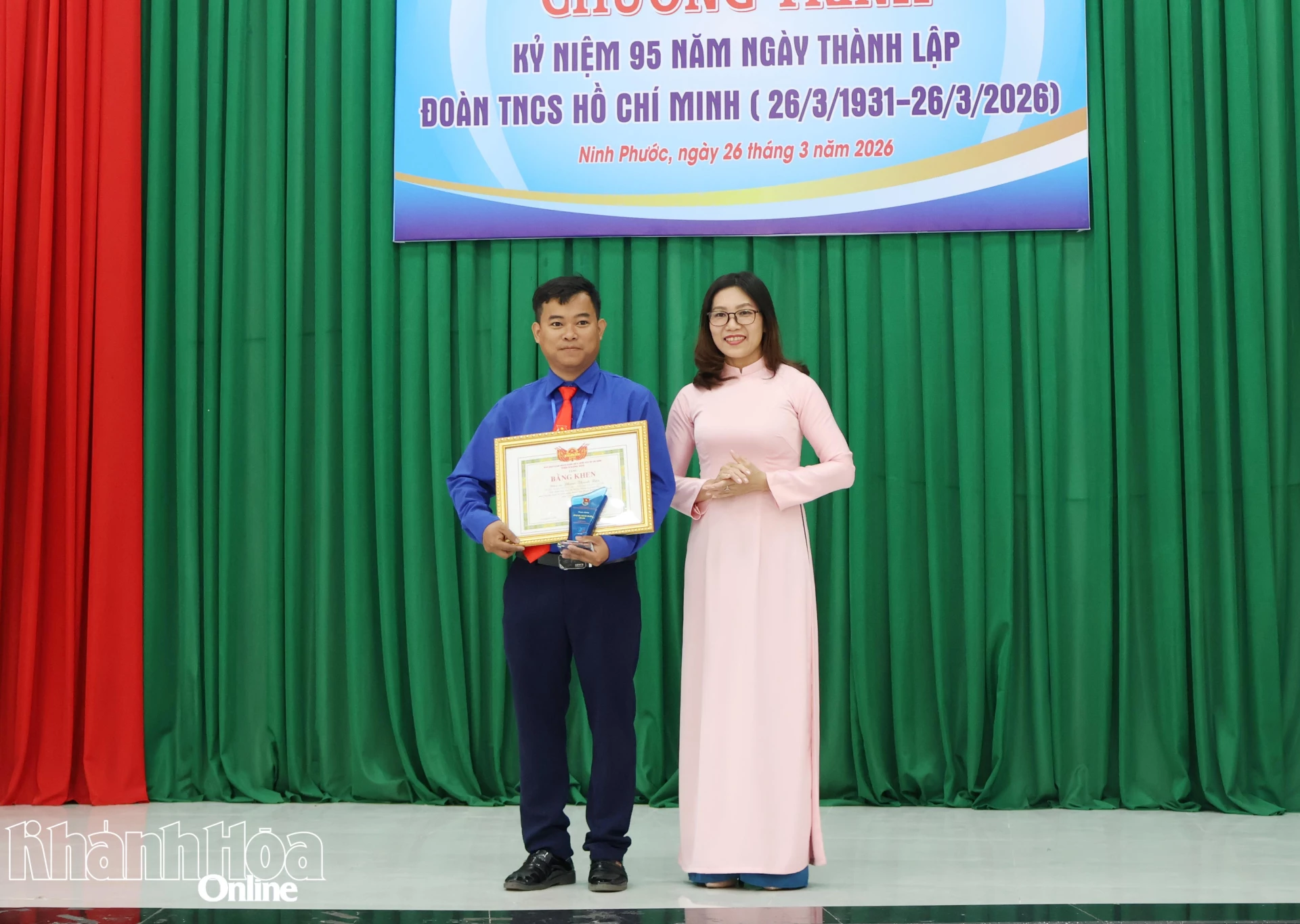 Lãnh đạo Đảng ủy xã Ninh Phước trao bằng khen của Tỉnh đoàn cho cán bộ đoàn tiêu biểu.