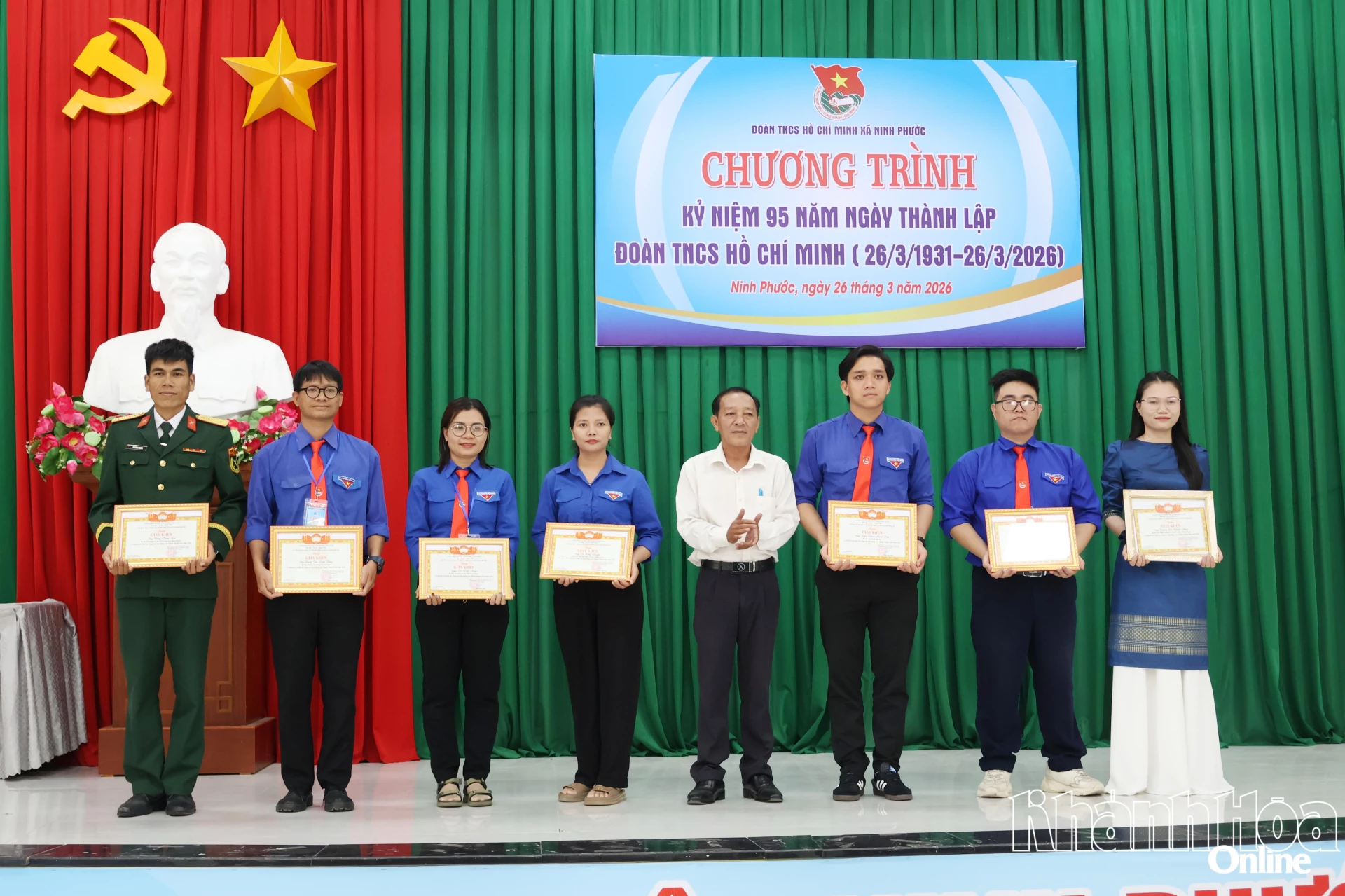 Lãnh đạo Ủy ban MTTQ Việt Nam xã Ninh Phước trao giấy khen cho cán bộ, đoàn viên có thành tích xuất sắc trong các hoạt động Thánh Thanh niên năm 2026.