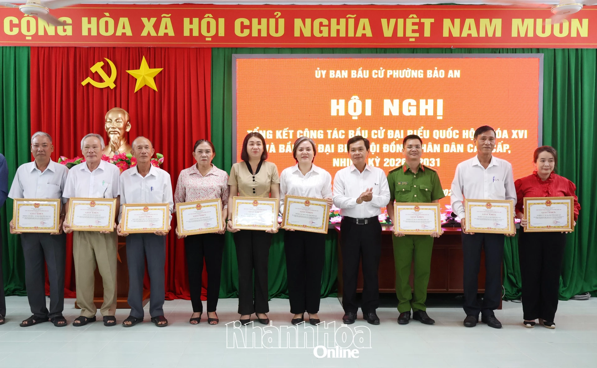 Lãnh đạo phường Bảo An trao giấy khen cho các tập thể.