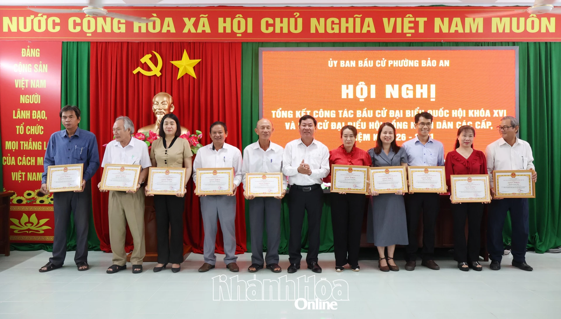 Lãnh đạo phường Bảo An trao giấy khen cho các cá nhân.