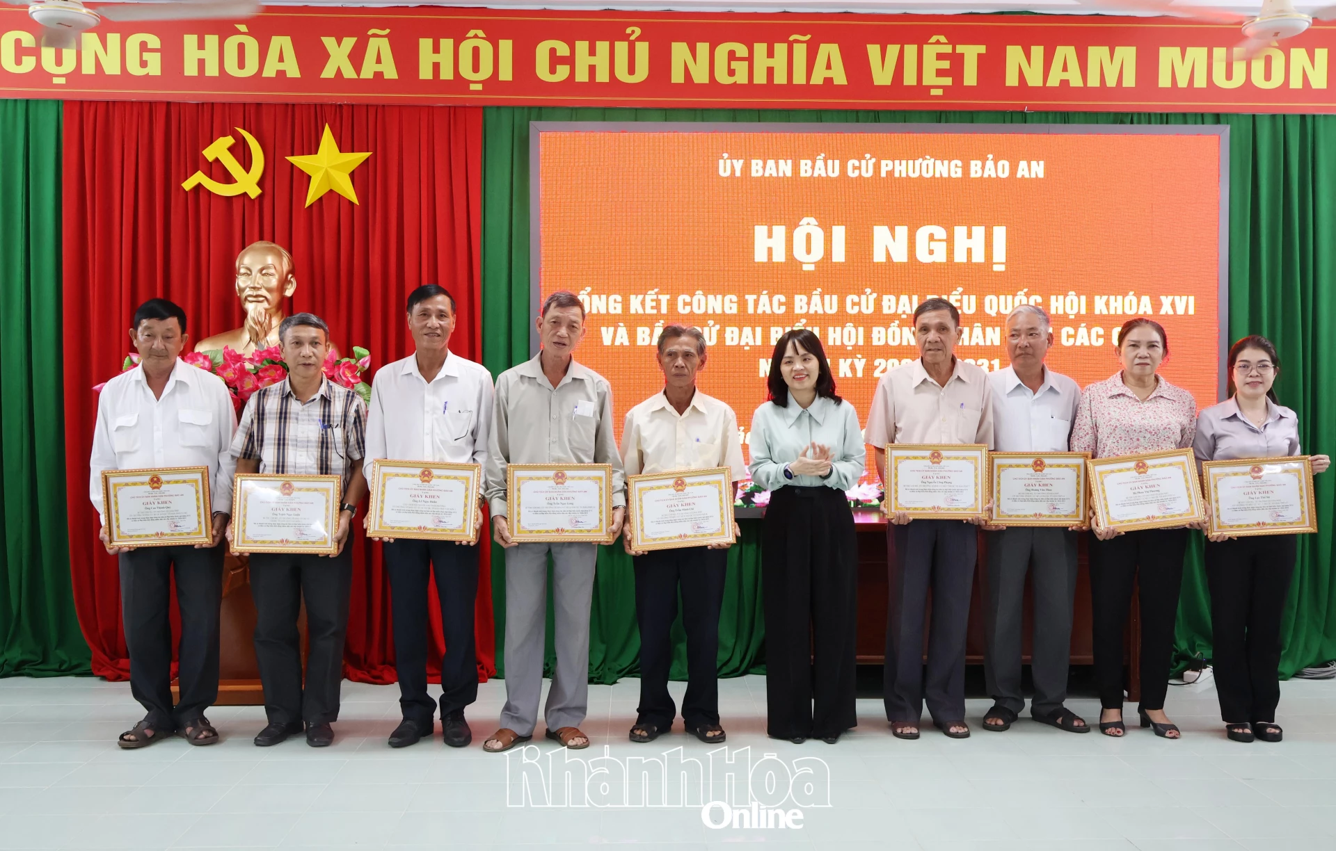 Lãnh đạo phường Bảo An trao giấy khen cho các cá nhân.