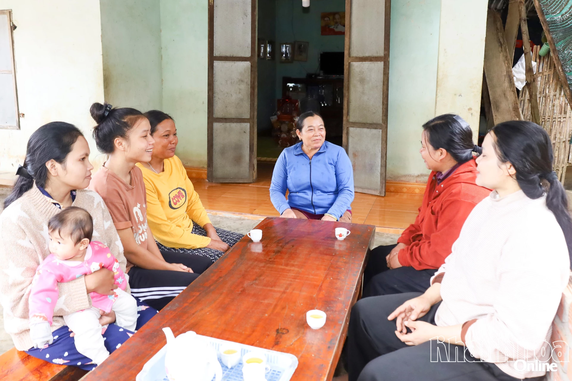 Bà Cao Thị Ty Đính (thứ ba từ phải sang) tuyên truyền, nhắc nhở người dân đi bỏ phiếu bầu cử vào ngày 15-3.