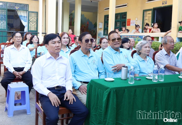 Báo và Phát thanh, Truyền hình Khánh Hòa phối hợp tặng 33 suất học bổng cho học sinh Trường Tiểu học Phú Quý 2