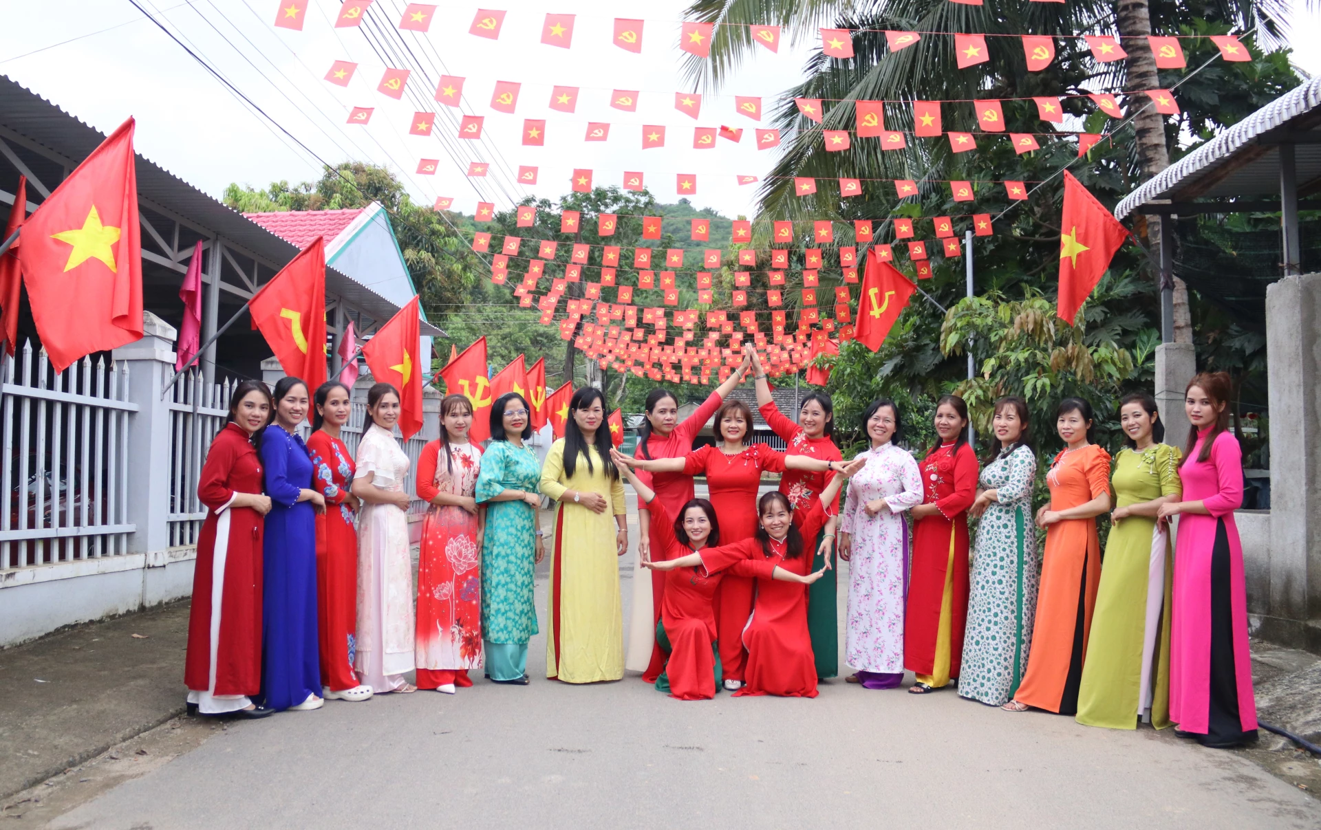 Phụ nữ xã Nam Khánh Vĩnh tạo hình dáng khác nhau để lan tỏa hình ảnh áo dài.