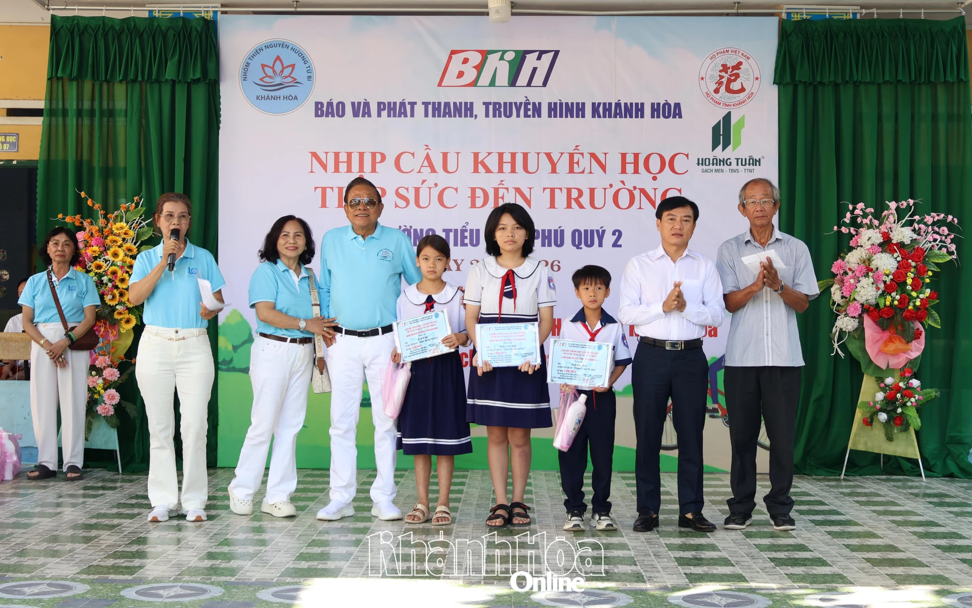 Ban tổ chức trao học bổng cho các học sinh.