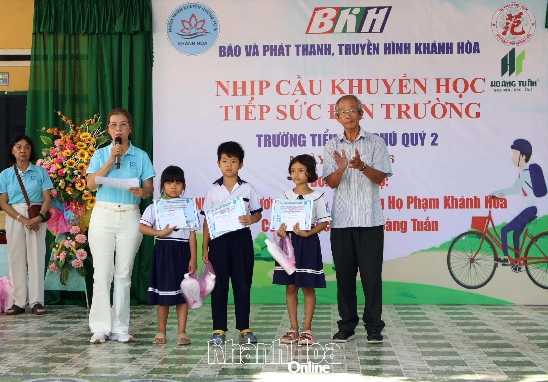 Ban tổ chức trao học bổng cho các học sinh.