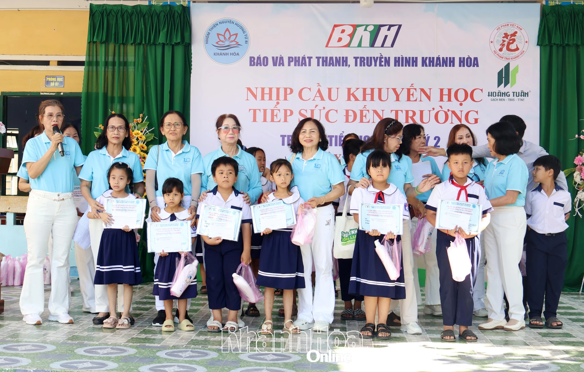 Ban tổ chức trao học bổng cho các học sinh.