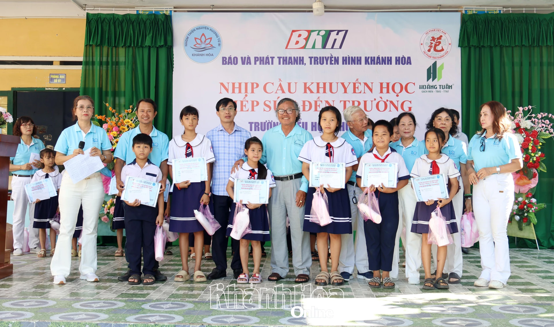 Ban tổ chức trao học bổng cho các học sinh.